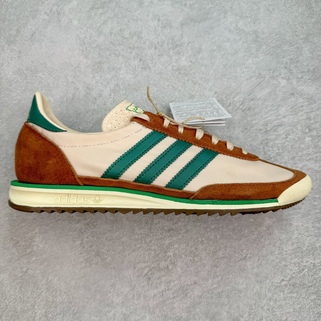 ＃MF AD Wmns SL72 OG 系列德训足球风百搭低帮休闲运动板鞋 JH8648 Originals推出复古「T头鞋」造型的SL72鞋款复刻，有男女两款可选。男生款为SL72RS，鞋型挺立饱满，鞋底增加高度，采用麂皮与布面制作，符合复古氛围；女生款为SL72OGW，致敬经典款式，鞋身纤细，还原70年代设计，以绿色呈现，点缀金色细节。多款配色可选。「T 头鞋」这两年有多火大家见到了吧？明星、穿搭博主几乎人手一双，凭借复古味的外观，以及亲民的价格，同样成为了不少球鞋玩家日常上脚首选。近日 adidas Originals 将有「T 头鞋」造型的诞生于 1972 年的 SL72 鞋款复刻带回，各位买鞋又有新选择了。1972 年 SL72 问世后，引领了后来阿迪达斯的跑鞋发展方向，其中「SL」代表了 Super Light，彰显了产品轻便的特性。1972 年 SL72 问世后，引领了后来阿迪达斯的跑鞋发展方向，其中「SL」代表了 Super Light，彰显了产品轻便的特性。这次 adidas Originals 延续其轻质经典的基因，带来男女两款 SL72。男生款带来 SL72 RS 鞋型，RS 意为 Reshaped（重塑），鞋款在保留了经典的外观基础上，在尼龙材质里增加了填充物，使鞋型更加挺立和饱满，鞋头则更加圆润，鞋底的 EVA 材质则增加了鞋款的高度。女生款则带来 SL72 OG W 鞋型，OG 顾名思义则是致敬经典款式，相较于 RS（Reshaped）鞋款，鞋身更加纤细，其整体鞋身轮廓、线条、细节、材质上尊崇 70 年代 SL72 的设计，还原经典味道。尺码：36 36⅔ 37⅓ 38 38⅔ 39⅓ 40 40⅔ 41⅓ 42 42⅔ 43⅓ 44 44⅔ 45-选品中心