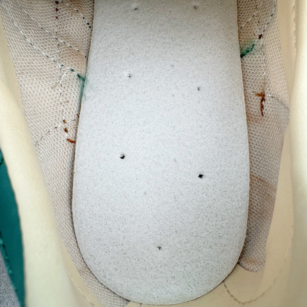 图片[10]-＃MF AD Wmns SL72 OG 系列德训足球风百搭低帮休闲运动板鞋 JH8648 Originals推出复古「T头鞋」造型的SL72鞋款复刻，有男女两款可选。男生款为SL72RS，鞋型挺立饱满，鞋底增加高度，采用麂皮与布面制作，符合复古氛围；女生款为SL72OGW，致敬经典款式，鞋身纤细，还原70年代设计，以绿色呈现，点缀金色细节。多款配色可选。「T 头鞋」这两年有多火大家见到了吧？明星、穿搭博主几乎人手一双，凭借复古味的外观，以及亲民的价格，同样成为了不少球鞋玩家日常上脚首选。近日 adidas Originals 将有「T 头鞋」造型的诞生于 1972 年的 SL72 鞋款复刻带回，各位买鞋又有新选择了。1972 年 SL72 问世后，引领了后来阿迪达斯的跑鞋发展方向，其中「SL」代表了 Super Light，彰显了产品轻便的特性。1972 年 SL72 问世后，引领了后来阿迪达斯的跑鞋发展方向，其中「SL」代表了 Super Light，彰显了产品轻便的特性。这次 adidas Originals 延续其轻质经典的基因，带来男女两款 SL72。男生款带来 SL72 RS 鞋型，RS 意为 Reshaped（重塑），鞋款在保留了经典的外观基础上，在尼龙材质里增加了填充物，使鞋型更加挺立和饱满，鞋头则更加圆润，鞋底的 EVA 材质则增加了鞋款的高度。女生款则带来 SL72 OG W 鞋型，OG 顾名思义则是致敬经典款式，相较于 RS（Reshaped）鞋款，鞋身更加纤细，其整体鞋身轮廓、线条、细节、材质上尊崇 70 年代 SL72 的设计，还原经典味道。尺码：36 36⅔ 37⅓ 38 38⅔ 39⅓ 40 40⅔ 41⅓ 42 42⅔ 43⅓ 44 44⅔ 45-选品中心