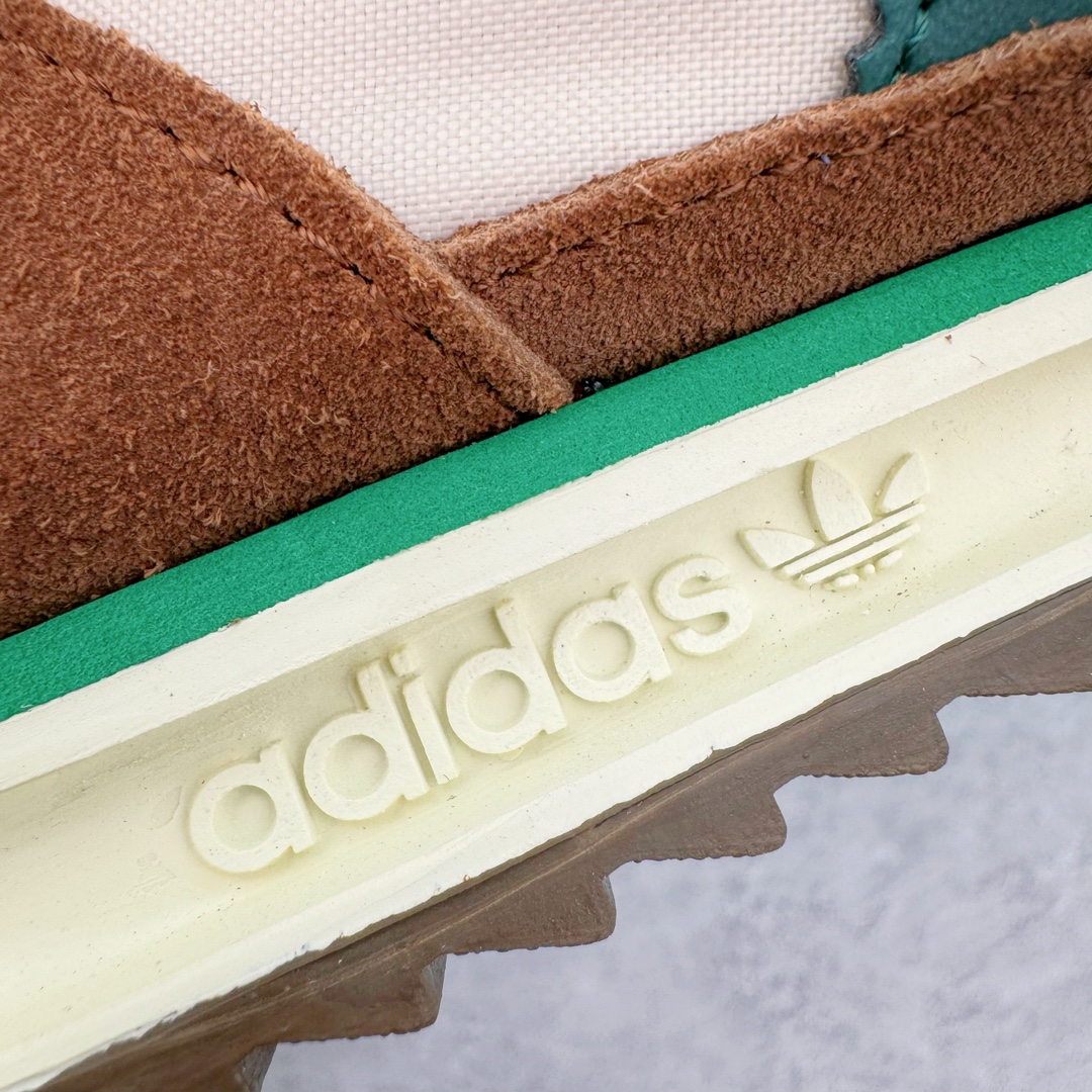 图片[12]-＃MF AD Wmns SL72 OG 系列德训足球风百搭低帮休闲运动板鞋 JH8648 Originals推出复古「T头鞋」造型的SL72鞋款复刻，有男女两款可选。男生款为SL72RS，鞋型挺立饱满，鞋底增加高度，采用麂皮与布面制作，符合复古氛围；女生款为SL72OGW，致敬经典款式，鞋身纤细，还原70年代设计，以绿色呈现，点缀金色细节。多款配色可选。「T 头鞋」这两年有多火大家见到了吧？明星、穿搭博主几乎人手一双，凭借复古味的外观，以及亲民的价格，同样成为了不少球鞋玩家日常上脚首选。近日 adidas Originals 将有「T 头鞋」造型的诞生于 1972 年的 SL72 鞋款复刻带回，各位买鞋又有新选择了。1972 年 SL72 问世后，引领了后来阿迪达斯的跑鞋发展方向，其中「SL」代表了 Super Light，彰显了产品轻便的特性。1972 年 SL72 问世后，引领了后来阿迪达斯的跑鞋发展方向，其中「SL」代表了 Super Light，彰显了产品轻便的特性。这次 adidas Originals 延续其轻质经典的基因，带来男女两款 SL72。男生款带来 SL72 RS 鞋型，RS 意为 Reshaped（重塑），鞋款在保留了经典的外观基础上，在尼龙材质里增加了填充物，使鞋型更加挺立和饱满，鞋头则更加圆润，鞋底的 EVA 材质则增加了鞋款的高度。女生款则带来 SL72 OG W 鞋型，OG 顾名思义则是致敬经典款式，相较于 RS（Reshaped）鞋款，鞋身更加纤细，其整体鞋身轮廓、线条、细节、材质上尊崇 70 年代 SL72 的设计，还原经典味道。尺码：36 36⅔ 37⅓ 38 38⅔ 39⅓ 40 40⅔ 41⅓ 42 42⅔ 43⅓ 44 44⅔ 45-选品中心