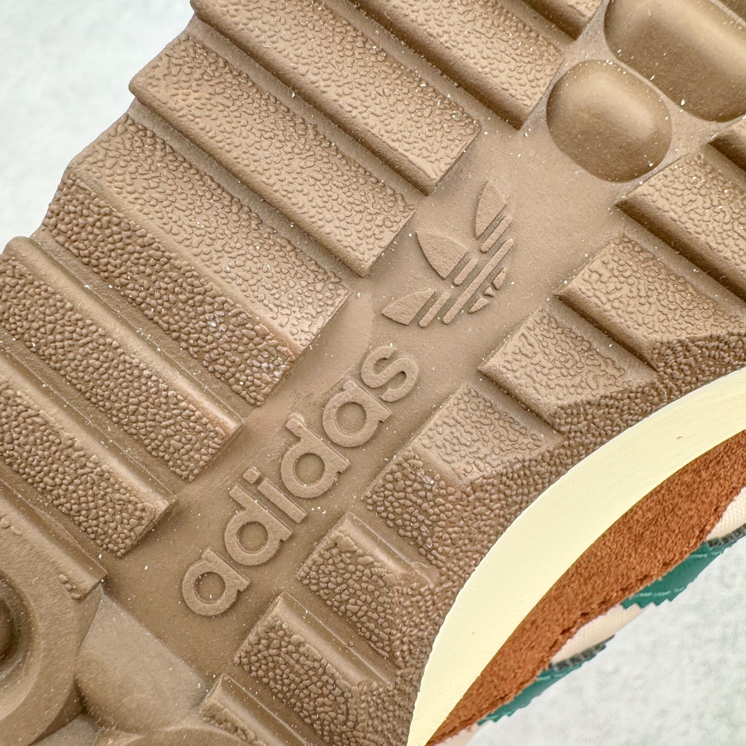 图片[14]-＃MF AD Wmns SL72 OG 系列德训足球风百搭低帮休闲运动板鞋 JH8648 Originals推出复古「T头鞋」造型的SL72鞋款复刻，有男女两款可选。男生款为SL72RS，鞋型挺立饱满，鞋底增加高度，采用麂皮与布面制作，符合复古氛围；女生款为SL72OGW，致敬经典款式，鞋身纤细，还原70年代设计，以绿色呈现，点缀金色细节。多款配色可选。「T 头鞋」这两年有多火大家见到了吧？明星、穿搭博主几乎人手一双，凭借复古味的外观，以及亲民的价格，同样成为了不少球鞋玩家日常上脚首选。近日 adidas Originals 将有「T 头鞋」造型的诞生于 1972 年的 SL72 鞋款复刻带回，各位买鞋又有新选择了。1972 年 SL72 问世后，引领了后来阿迪达斯的跑鞋发展方向，其中「SL」代表了 Super Light，彰显了产品轻便的特性。1972 年 SL72 问世后，引领了后来阿迪达斯的跑鞋发展方向，其中「SL」代表了 Super Light，彰显了产品轻便的特性。这次 adidas Originals 延续其轻质经典的基因，带来男女两款 SL72。男生款带来 SL72 RS 鞋型，RS 意为 Reshaped（重塑），鞋款在保留了经典的外观基础上，在尼龙材质里增加了填充物，使鞋型更加挺立和饱满，鞋头则更加圆润，鞋底的 EVA 材质则增加了鞋款的高度。女生款则带来 SL72 OG W 鞋型，OG 顾名思义则是致敬经典款式，相较于 RS（Reshaped）鞋款，鞋身更加纤细，其整体鞋身轮廓、线条、细节、材质上尊崇 70 年代 SL72 的设计，还原经典味道。尺码：36 36⅔ 37⅓ 38 38⅔ 39⅓ 40 40⅔ 41⅓ 42 42⅔ 43⅓ 44 44⅔ 45-选品中心