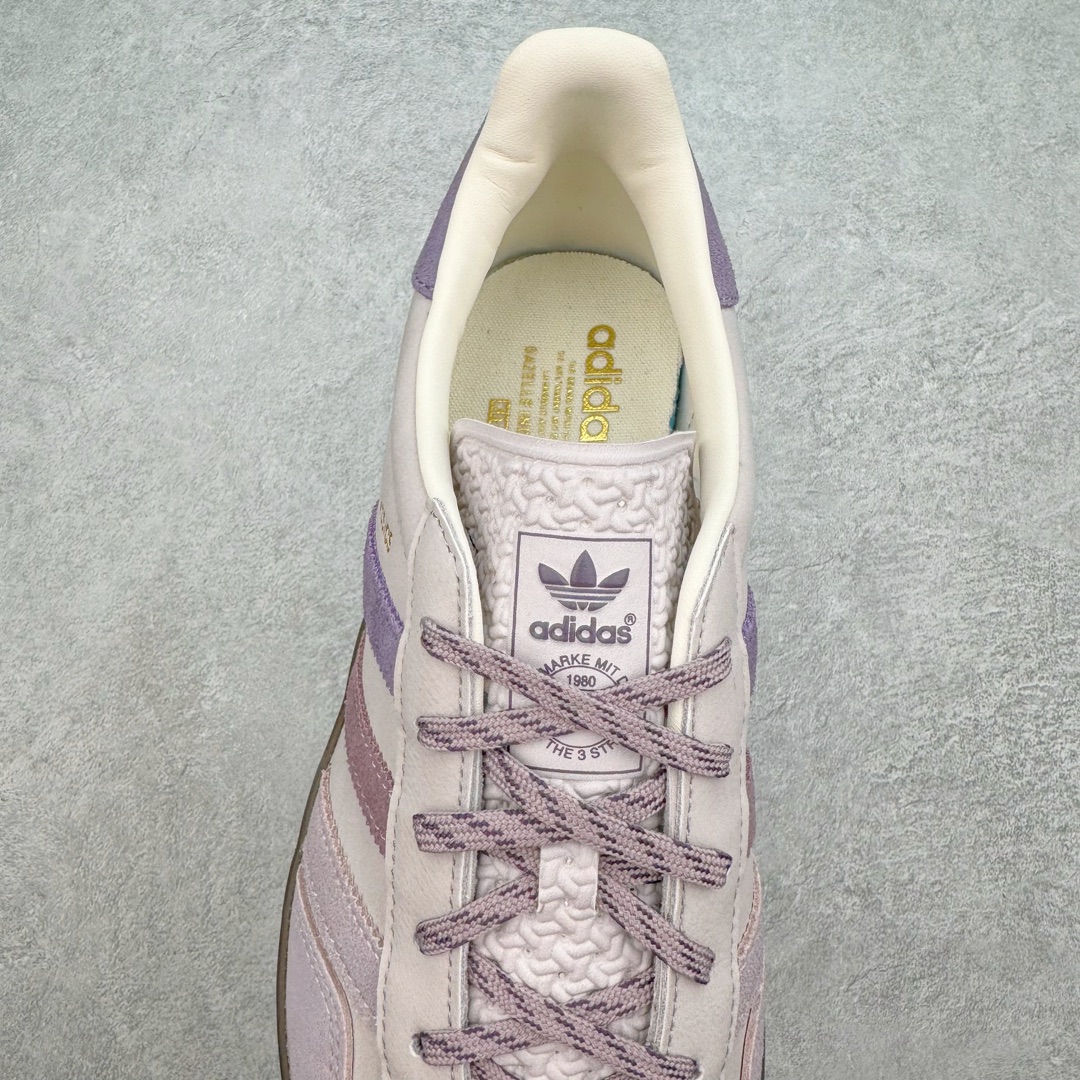 图片[5]-＃CS纯原 Kith x AD Original Gazelle Indoor Trainers 瞪羚室内鞋系列低帮复古百搭休闲运动德训风板鞋 联名灰紫 IH0120 高端零售特供批次 原厂定制长毛翻毛皮组合环保纤维革鞋面材质 内置环保海玻璃鞋垫 外置RB橡胶大底 产品品控稳定性领先行业 原厂全套原楦原纸板冲刀磨具开发 原厂皮料加持 原厂港宝加持定型后跟R度完美 将复古进行到底 简约流畅 三十年不变经典 这款Gazelle运动鞋 无论面料、配色、质感或设计 都只在重现其1991年原款的经典 皮革鞋面 撞色三条纹和鞋跟标的设计 力求呈现90年代的经典复古风潮 Samba火热的同时 也带动了其它的复古鞋型 Gazelle便是其中一只 Gazelle Indoor拥有包边更宽的T字型鞋头 更好的保护运动员的前掌 浓浓的复古氛围感 非常适合现在流行的Cleanfit风格 尺码：35.5 36 36.5 37.5 38 38.5 39 40 40.5 41 42 42.5 43 44 44.5 45 46-选品中心