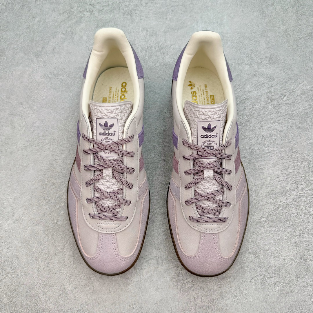 图片[2]-＃CS纯原 Kith x AD Original Gazelle Indoor Trainers 瞪羚室内鞋系列低帮复古百搭休闲运动德训风板鞋 联名灰紫 IH0120 高端零售特供批次 原厂定制长毛翻毛皮组合环保纤维革鞋面材质 内置环保海玻璃鞋垫 外置RB橡胶大底 产品品控稳定性领先行业 原厂全套原楦原纸板冲刀磨具开发 原厂皮料加持 原厂港宝加持定型后跟R度完美 将复古进行到底 简约流畅 三十年不变经典 这款Gazelle运动鞋 无论面料、配色、质感或设计 都只在重现其1991年原款的经典 皮革鞋面 撞色三条纹和鞋跟标的设计 力求呈现90年代的经典复古风潮 Samba火热的同时 也带动了其它的复古鞋型 Gazelle便是其中一只 Gazelle Indoor拥有包边更宽的T字型鞋头 更好的保护运动员的前掌 浓浓的复古氛围感 非常适合现在流行的Cleanfit风格 尺码：35.5 36 36.5 37.5 38 38.5 39 40 40.5 41 42 42.5 43 44 44.5 45 46-选品中心