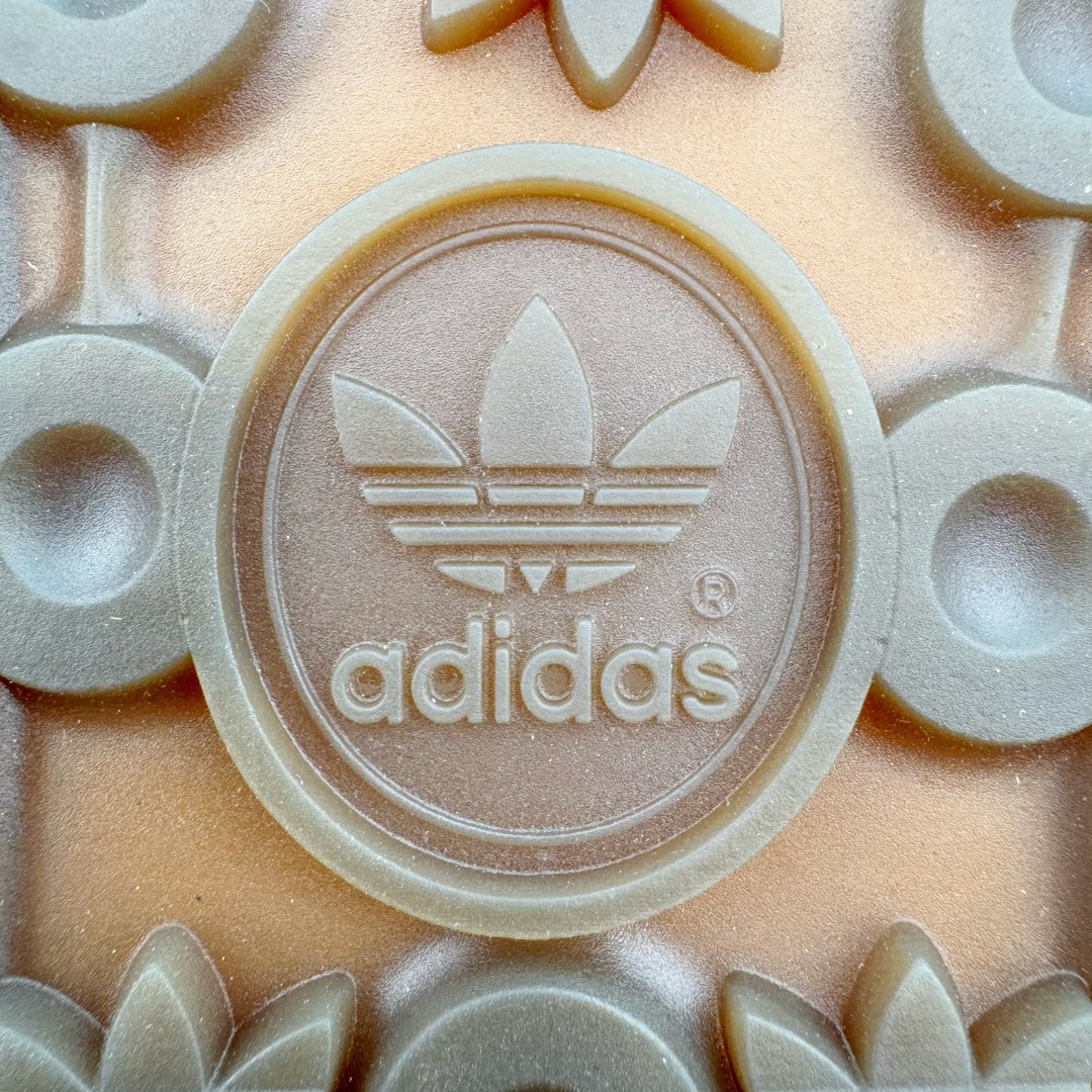 图片[22]-＃CS纯原 Kith x AD Original Gazelle Indoor Trainers 瞪羚室内鞋系列低帮复古百搭休闲运动德训风板鞋 联名灰紫 IH0120 高端零售特供批次 原厂定制长毛翻毛皮组合环保纤维革鞋面材质 内置环保海玻璃鞋垫 外置RB橡胶大底 产品品控稳定性领先行业 原厂全套原楦原纸板冲刀磨具开发 原厂皮料加持 原厂港宝加持定型后跟R度完美 将复古进行到底 简约流畅 三十年不变经典 这款Gazelle运动鞋 无论面料、配色、质感或设计 都只在重现其1991年原款的经典 皮革鞋面 撞色三条纹和鞋跟标的设计 力求呈现90年代的经典复古风潮 Samba火热的同时 也带动了其它的复古鞋型 Gazelle便是其中一只 Gazelle Indoor拥有包边更宽的T字型鞋头 更好的保护运动员的前掌 浓浓的复古氛围感 非常适合现在流行的Cleanfit风格 尺码：35.5 36 36.5 37.5 38 38.5 39 40 40.5 41 42 42.5 43 44 44.5 45 46-选品中心