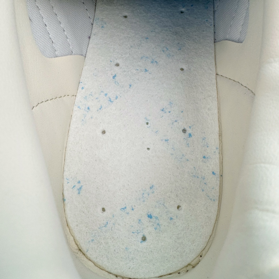 图片[12]-＃CS纯原 Kith x AD Original Gazelle Indoor Trainers 瞪羚室内鞋系列低帮复古百搭休闲运动德训风板鞋 联名灰紫 IH0120 高端零售特供批次 原厂定制长毛翻毛皮组合环保纤维革鞋面材质 内置环保海玻璃鞋垫 外置RB橡胶大底 产品品控稳定性领先行业 原厂全套原楦原纸板冲刀磨具开发 原厂皮料加持 原厂港宝加持定型后跟R度完美 将复古进行到底 简约流畅 三十年不变经典 这款Gazelle运动鞋 无论面料、配色、质感或设计 都只在重现其1991年原款的经典 皮革鞋面 撞色三条纹和鞋跟标的设计 力求呈现90年代的经典复古风潮 Samba火热的同时 也带动了其它的复古鞋型 Gazelle便是其中一只 Gazelle Indoor拥有包边更宽的T字型鞋头 更好的保护运动员的前掌 浓浓的复古氛围感 非常适合现在流行的Cleanfit风格 尺码：35.5 36 36.5 37.5 38 38.5 39 40 40.5 41 42 42.5 43 44 44.5 45 46-选品中心