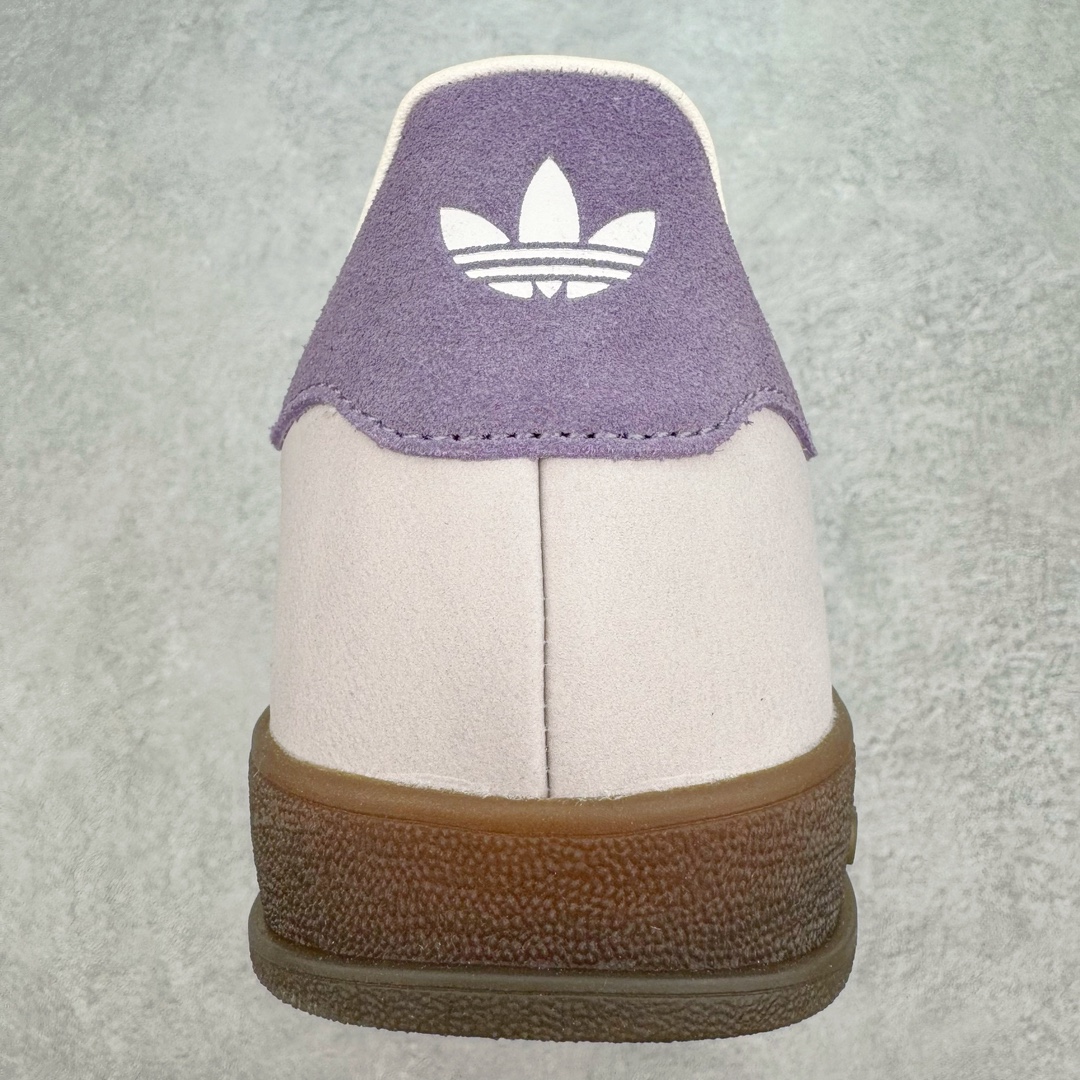 图片[8]-＃CS纯原 Kith x AD Original Gazelle Indoor Trainers 瞪羚室内鞋系列低帮复古百搭休闲运动德训风板鞋 联名灰紫 IH0120 高端零售特供批次 原厂定制长毛翻毛皮组合环保纤维革鞋面材质 内置环保海玻璃鞋垫 外置RB橡胶大底 产品品控稳定性领先行业 原厂全套原楦原纸板冲刀磨具开发 原厂皮料加持 原厂港宝加持定型后跟R度完美 将复古进行到底 简约流畅 三十年不变经典 这款Gazelle运动鞋 无论面料、配色、质感或设计 都只在重现其1991年原款的经典 皮革鞋面 撞色三条纹和鞋跟标的设计 力求呈现90年代的经典复古风潮 Samba火热的同时 也带动了其它的复古鞋型 Gazelle便是其中一只 Gazelle Indoor拥有包边更宽的T字型鞋头 更好的保护运动员的前掌 浓浓的复古氛围感 非常适合现在流行的Cleanfit风格 尺码：35.5 36 36.5 37.5 38 38.5 39 40 40.5 41 42 42.5 43 44 44.5 45 46-选品中心