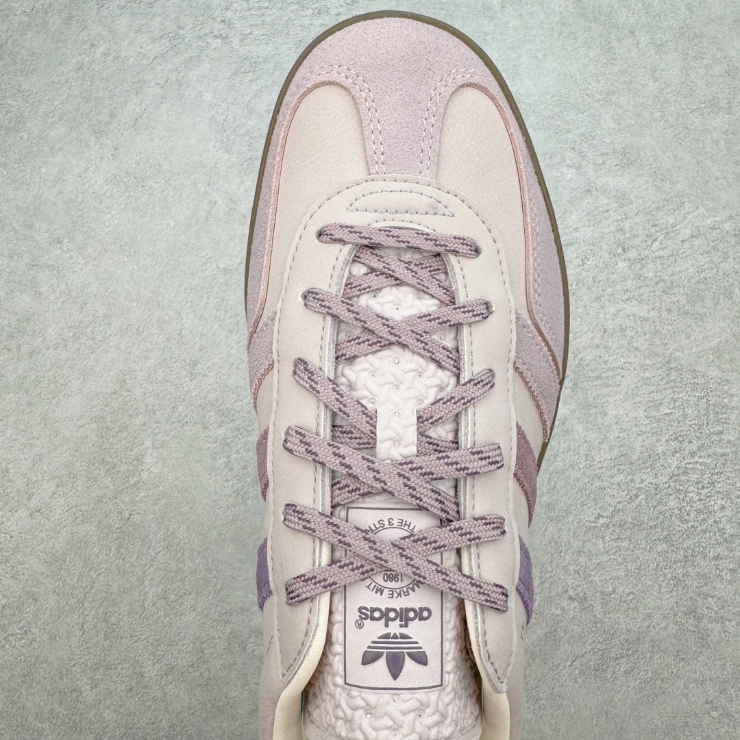 图片[4]-＃CS纯原 Kith x AD Original Gazelle Indoor Trainers 瞪羚室内鞋系列低帮复古百搭休闲运动德训风板鞋 联名灰紫 IH0120 高端零售特供批次 原厂定制长毛翻毛皮组合环保纤维革鞋面材质 内置环保海玻璃鞋垫 外置RB橡胶大底 产品品控稳定性领先行业 原厂全套原楦原纸板冲刀磨具开发 原厂皮料加持 原厂港宝加持定型后跟R度完美 将复古进行到底 简约流畅 三十年不变经典 这款Gazelle运动鞋 无论面料、配色、质感或设计 都只在重现其1991年原款的经典 皮革鞋面 撞色三条纹和鞋跟标的设计 力求呈现90年代的经典复古风潮 Samba火热的同时 也带动了其它的复古鞋型 Gazelle便是其中一只 Gazelle Indoor拥有包边更宽的T字型鞋头 更好的保护运动员的前掌 浓浓的复古氛围感 非常适合现在流行的Cleanfit风格 尺码：35.5 36 36.5 37.5 38 38.5 39 40 40.5 41 42 42.5 43 44 44.5 45 46-选品中心