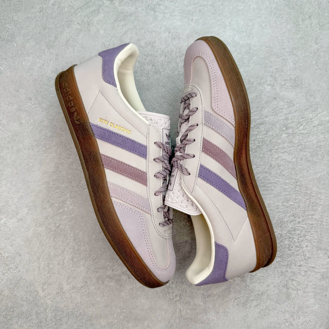 图片[3]-＃CS纯原 Kith x AD Original Gazelle Indoor Trainers 瞪羚室内鞋系列低帮复古百搭休闲运动德训风板鞋 联名灰紫 IH0120 高端零售特供批次 原厂定制长毛翻毛皮组合环保纤维革鞋面材质 内置环保海玻璃鞋垫 外置RB橡胶大底 产品品控稳定性领先行业 原厂全套原楦原纸板冲刀磨具开发 原厂皮料加持 原厂港宝加持定型后跟R度完美 将复古进行到底 简约流畅 三十年不变经典 这款Gazelle运动鞋 无论面料、配色、质感或设计 都只在重现其1991年原款的经典 皮革鞋面 撞色三条纹和鞋跟标的设计 力求呈现90年代的经典复古风潮 Samba火热的同时 也带动了其它的复古鞋型 Gazelle便是其中一只 Gazelle Indoor拥有包边更宽的T字型鞋头 更好的保护运动员的前掌 浓浓的复古氛围感 非常适合现在流行的Cleanfit风格 尺码：35.5 36 36.5 37.5 38 38.5 39 40 40.5 41 42 42.5 43 44 44.5 45 46-选品中心