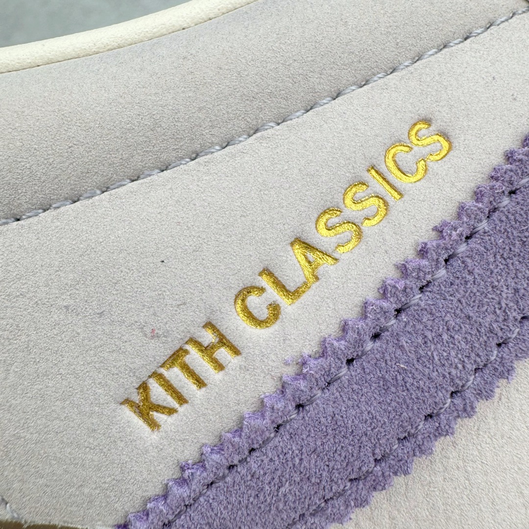 图片[19]-＃CS纯原 Kith x AD Original Gazelle Indoor Trainers 瞪羚室内鞋系列低帮复古百搭休闲运动德训风板鞋 联名灰紫 IH0120 高端零售特供批次 原厂定制长毛翻毛皮组合环保纤维革鞋面材质 内置环保海玻璃鞋垫 外置RB橡胶大底 产品品控稳定性领先行业 原厂全套原楦原纸板冲刀磨具开发 原厂皮料加持 原厂港宝加持定型后跟R度完美 将复古进行到底 简约流畅 三十年不变经典 这款Gazelle运动鞋 无论面料、配色、质感或设计 都只在重现其1991年原款的经典 皮革鞋面 撞色三条纹和鞋跟标的设计 力求呈现90年代的经典复古风潮 Samba火热的同时 也带动了其它的复古鞋型 Gazelle便是其中一只 Gazelle Indoor拥有包边更宽的T字型鞋头 更好的保护运动员的前掌 浓浓的复古氛围感 非常适合现在流行的Cleanfit风格 尺码：35.5 36 36.5 37.5 38 38.5 39 40 40.5 41 42 42.5 43 44 44.5 45 46-选品中心
