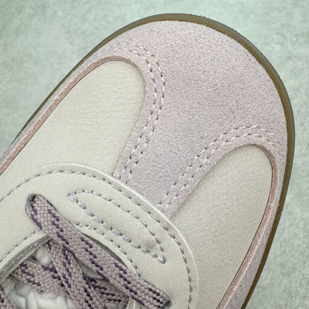 图片[17]-＃CS纯原 Kith x AD Original Gazelle Indoor Trainers 瞪羚室内鞋系列低帮复古百搭休闲运动德训风板鞋 联名灰紫 IH0120 高端零售特供批次 原厂定制长毛翻毛皮组合环保纤维革鞋面材质 内置环保海玻璃鞋垫 外置RB橡胶大底 产品品控稳定性领先行业 原厂全套原楦原纸板冲刀磨具开发 原厂皮料加持 原厂港宝加持定型后跟R度完美 将复古进行到底 简约流畅 三十年不变经典 这款Gazelle运动鞋 无论面料、配色、质感或设计 都只在重现其1991年原款的经典 皮革鞋面 撞色三条纹和鞋跟标的设计 力求呈现90年代的经典复古风潮 Samba火热的同时 也带动了其它的复古鞋型 Gazelle便是其中一只 Gazelle Indoor拥有包边更宽的T字型鞋头 更好的保护运动员的前掌 浓浓的复古氛围感 非常适合现在流行的Cleanfit风格 尺码：35.5 36 36.5 37.5 38 38.5 39 40 40.5 41 42 42.5 43 44 44.5 45 46-选品中心