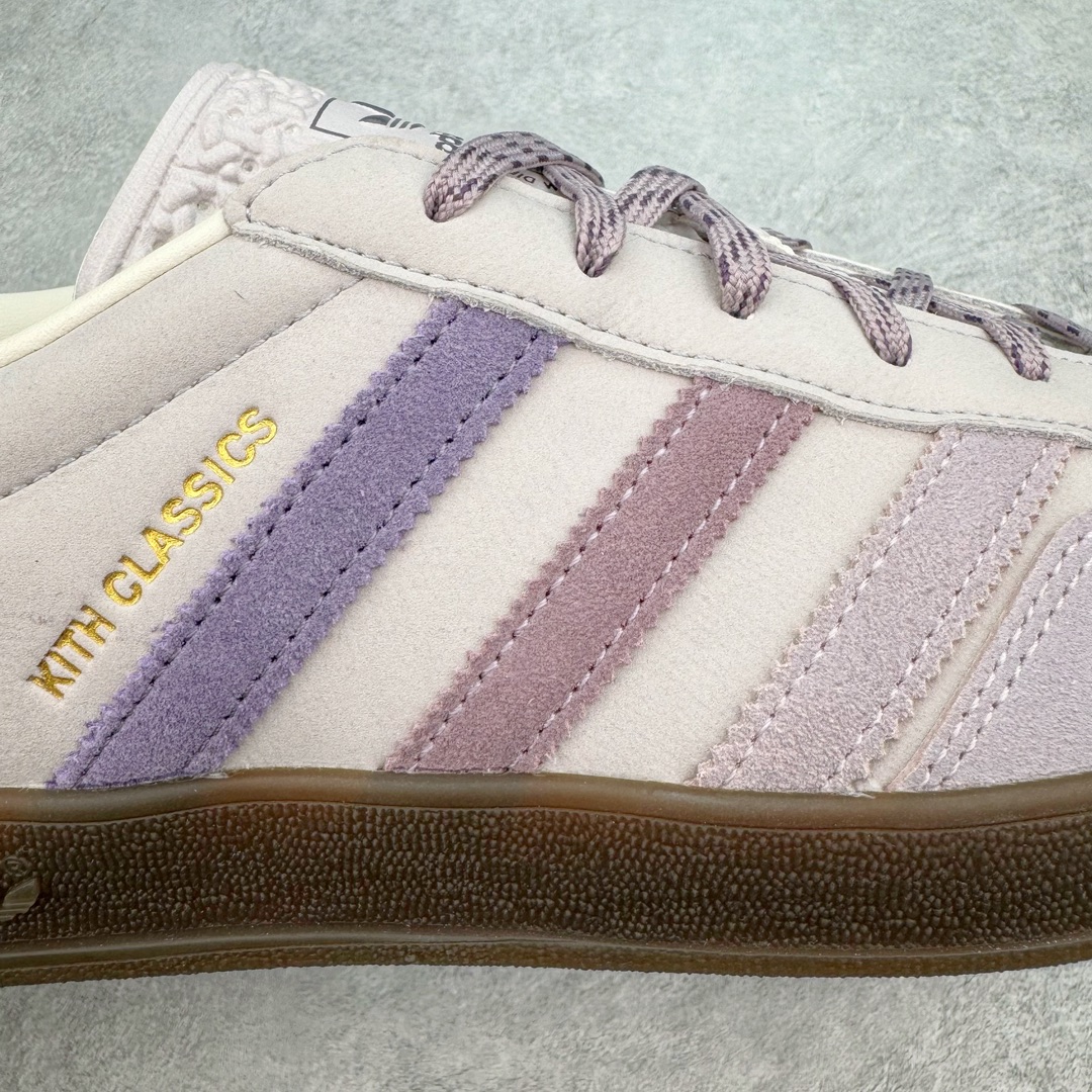 图片[18]-＃CS纯原 Kith x AD Original Gazelle Indoor Trainers 瞪羚室内鞋系列低帮复古百搭休闲运动德训风板鞋 联名灰紫 IH0120 高端零售特供批次 原厂定制长毛翻毛皮组合环保纤维革鞋面材质 内置环保海玻璃鞋垫 外置RB橡胶大底 产品品控稳定性领先行业 原厂全套原楦原纸板冲刀磨具开发 原厂皮料加持 原厂港宝加持定型后跟R度完美 将复古进行到底 简约流畅 三十年不变经典 这款Gazelle运动鞋 无论面料、配色、质感或设计 都只在重现其1991年原款的经典 皮革鞋面 撞色三条纹和鞋跟标的设计 力求呈现90年代的经典复古风潮 Samba火热的同时 也带动了其它的复古鞋型 Gazelle便是其中一只 Gazelle Indoor拥有包边更宽的T字型鞋头 更好的保护运动员的前掌 浓浓的复古氛围感 非常适合现在流行的Cleanfit风格 尺码：35.5 36 36.5 37.5 38 38.5 39 40 40.5 41 42 42.5 43 44 44.5 45 46-选品中心