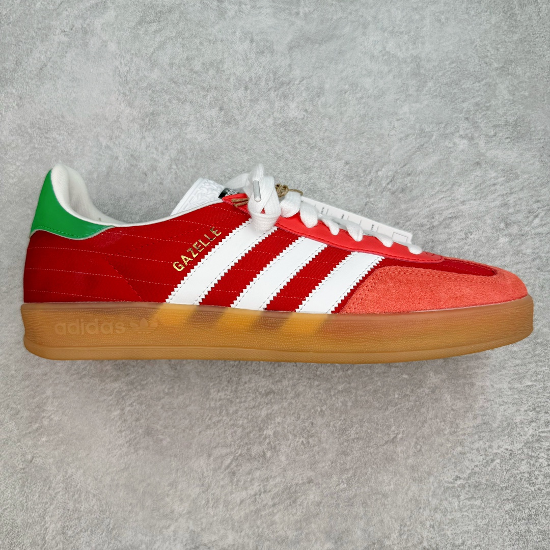 ＃MF AD Original Gazelle Indoor Trainers 瞪羚室内鞋系列低帮复古百搭休闲运动德训风板鞋 IF9641 高端零售特供批次 原厂定制长毛翻毛皮组合环保纤维革鞋面材质 内置环保海玻璃鞋垫 外置RB橡胶大底 产品品控稳定性领先行业 原厂全套原楦原纸板冲刀磨具开发 原厂皮料加持 原厂港宝加持定型后跟R度完美 将复古进行到底 简约流畅 三十年不变经典 这款Gazelle运动鞋 无论面料、配色、质感或设计 都只在重现其1991年原款的经典 皮革鞋面 撞色三条纹和鞋跟标的设计 力求呈现90年代的经典复古风潮 Samba火热的同时 也带动了其它的复古鞋型 Gazelle便是其中一只 Gazelle Indoor拥有包边更宽的T字型鞋头 更好的保护运动员的前掌 浓浓的复古氛围感 非常适合现在流行的Cleanfit风格 尺码：35.5 36 36⅔ 37⅓ 38 38⅔ 39⅓ 40 40⅔ 41⅓ 42 42⅔ 43⅓ 44 44⅔ 45-选品中心