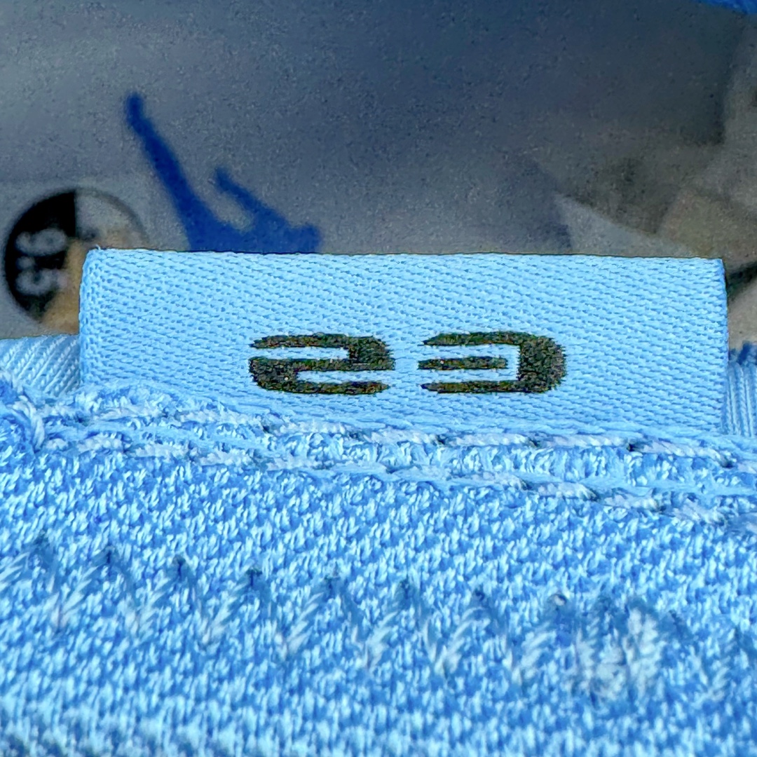 图片[25]-＃纯原 Air Jordan AJ17 Low \\\”UNC\\\” 北卡蓝 FJ0395-140 整体构色方案采用经典的白蓝撞色示人 银色点缀细节 算是当年 Air Jordan 17 Low 中最受欢迎的配色 低帮版本在延续半透明中底框架 以及金属银质感的后跟稳定片外 取消了 AJ17 鞋带锁盖设计 辅以 Dynamic Fit 动态袜套替代 中底缓震方面 前掌扇形 Zoom Air 气垫 + 后掌吹塑气垫 同时中底内嵌大面积碳板 外底纹理类似热力图的分色设计 灵感则来源于帮主痴迷的高尔夫球场地 尺码：41 42 42.5 43 44 44.5 45 46 47.5-选品中心