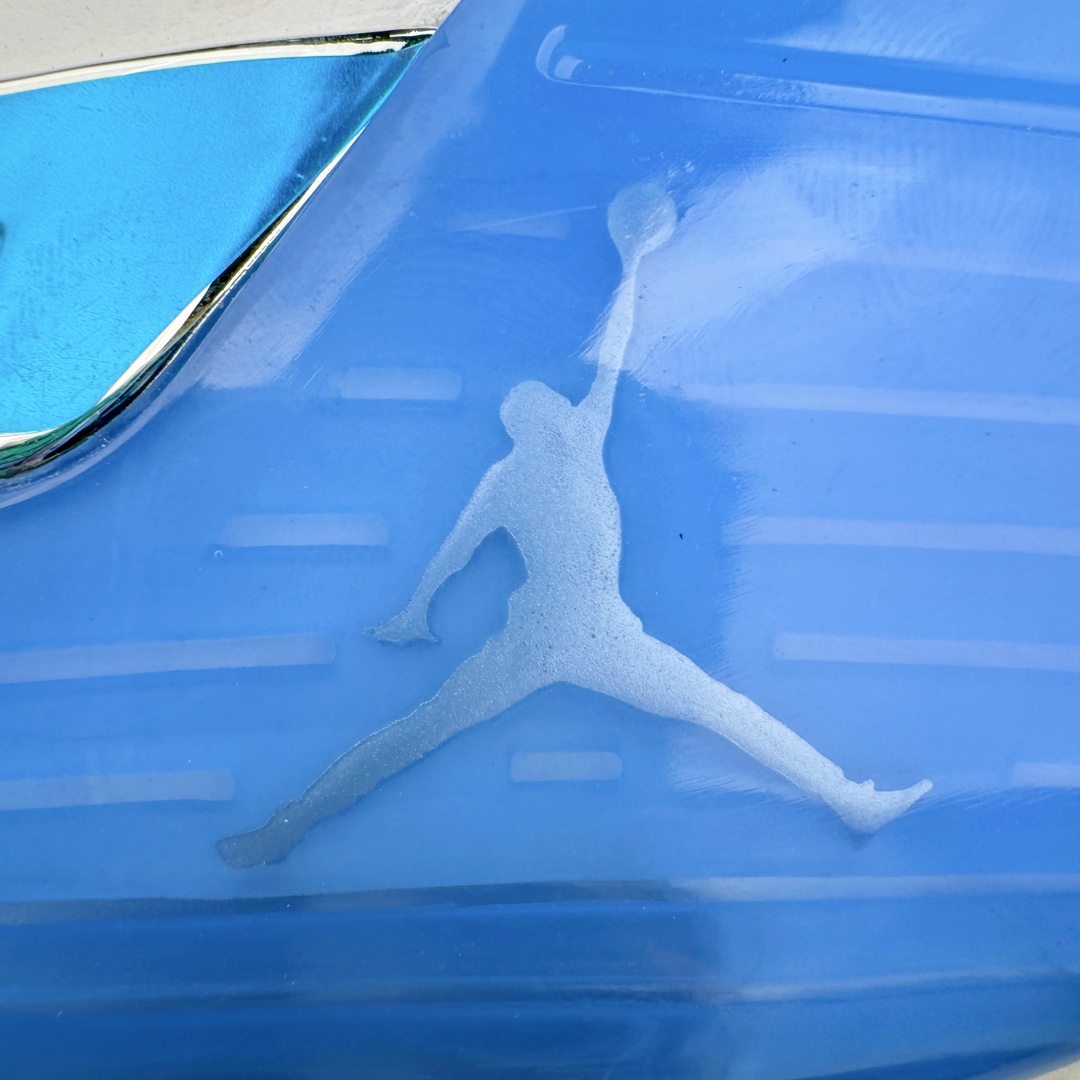 图片[18]-＃纯原 Air Jordan AJ17 Low \\\”UNC\\\” 北卡蓝 FJ0395-140 整体构色方案采用经典的白蓝撞色示人 银色点缀细节 算是当年 Air Jordan 17 Low 中最受欢迎的配色 低帮版本在延续半透明中底框架 以及金属银质感的后跟稳定片外 取消了 AJ17 鞋带锁盖设计 辅以 Dynamic Fit 动态袜套替代 中底缓震方面 前掌扇形 Zoom Air 气垫 + 后掌吹塑气垫 同时中底内嵌大面积碳板 外底纹理类似热力图的分色设计 灵感则来源于帮主痴迷的高尔夫球场地 尺码：41 42 42.5 43 44 44.5 45 46 47.5-选品中心