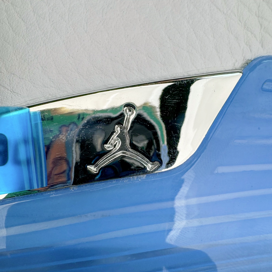 图片[13]-＃纯原 Air Jordan AJ17 Low \\\”UNC\\\” 北卡蓝 FJ0395-140 整体构色方案采用经典的白蓝撞色示人 银色点缀细节 算是当年 Air Jordan 17 Low 中最受欢迎的配色 低帮版本在延续半透明中底框架 以及金属银质感的后跟稳定片外 取消了 AJ17 鞋带锁盖设计 辅以 Dynamic Fit 动态袜套替代 中底缓震方面 前掌扇形 Zoom Air 气垫 + 后掌吹塑气垫 同时中底内嵌大面积碳板 外底纹理类似热力图的分色设计 灵感则来源于帮主痴迷的高尔夫球场地 尺码：41 42 42.5 43 44 44.5 45 46 47.5-选品中心