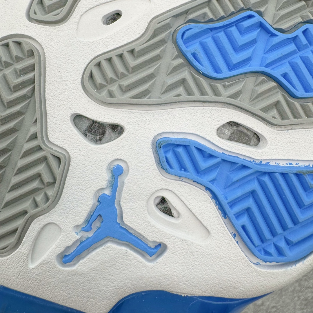 图片[20]-＃纯原 Air Jordan AJ17 Low \\\”UNC\\\” 北卡蓝 FJ0395-140 整体构色方案采用经典的白蓝撞色示人 银色点缀细节 算是当年 Air Jordan 17 Low 中最受欢迎的配色 低帮版本在延续半透明中底框架 以及金属银质感的后跟稳定片外 取消了 AJ17 鞋带锁盖设计 辅以 Dynamic Fit 动态袜套替代 中底缓震方面 前掌扇形 Zoom Air 气垫 + 后掌吹塑气垫 同时中底内嵌大面积碳板 外底纹理类似热力图的分色设计 灵感则来源于帮主痴迷的高尔夫球场地 尺码：41 42 42.5 43 44 44.5 45 46 47.5-选品中心