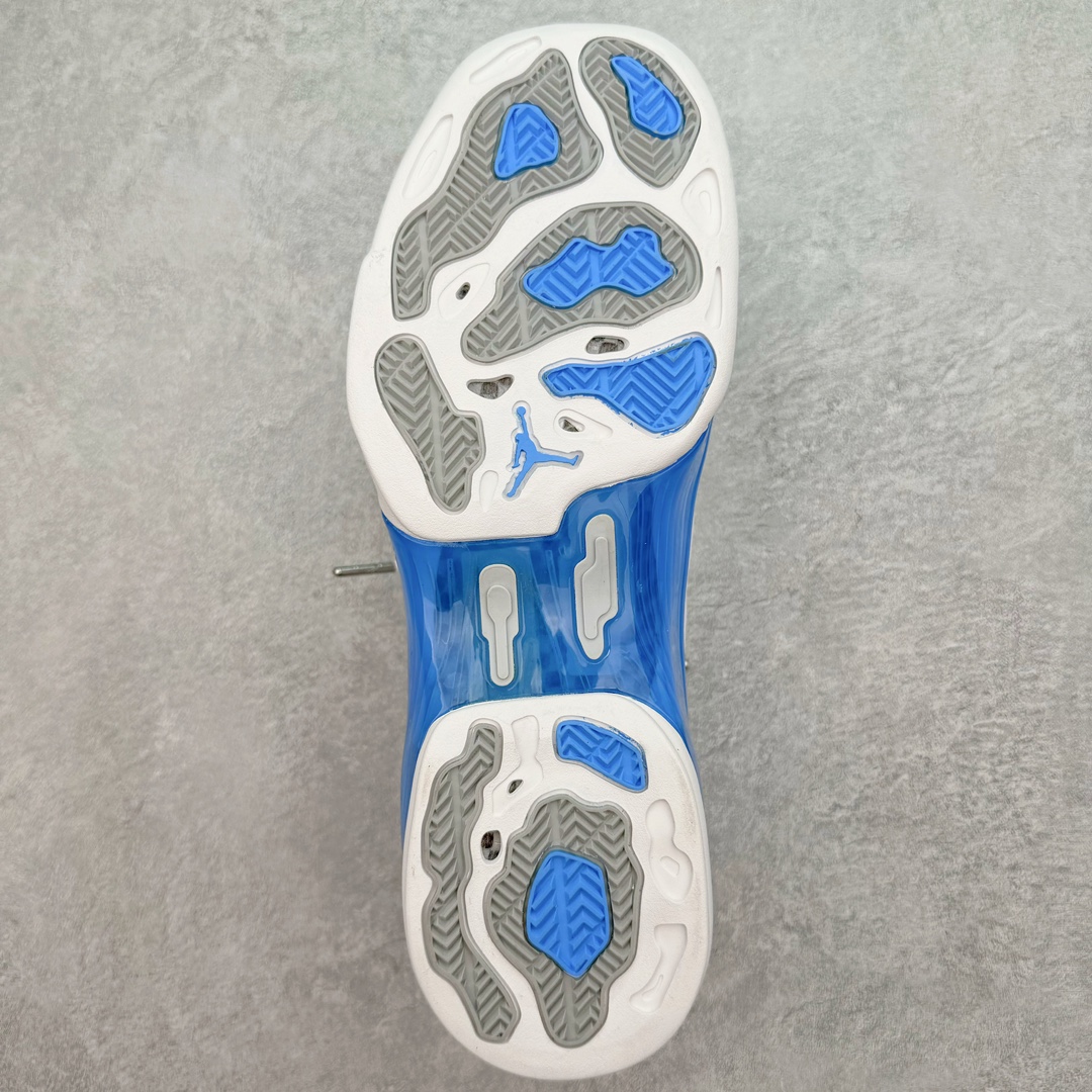 图片[9]-＃纯原 Air Jordan AJ17 Low \\\”UNC\\\” 北卡蓝 FJ0395-140 整体构色方案采用经典的白蓝撞色示人 银色点缀细节 算是当年 Air Jordan 17 Low 中最受欢迎的配色 低帮版本在延续半透明中底框架 以及金属银质感的后跟稳定片外 取消了 AJ17 鞋带锁盖设计 辅以 Dynamic Fit 动态袜套替代 中底缓震方面 前掌扇形 Zoom Air 气垫 + 后掌吹塑气垫 同时中底内嵌大面积碳板 外底纹理类似热力图的分色设计 灵感则来源于帮主痴迷的高尔夫球场地 尺码：41 42 42.5 43 44 44.5 45 46 47.5-选品中心