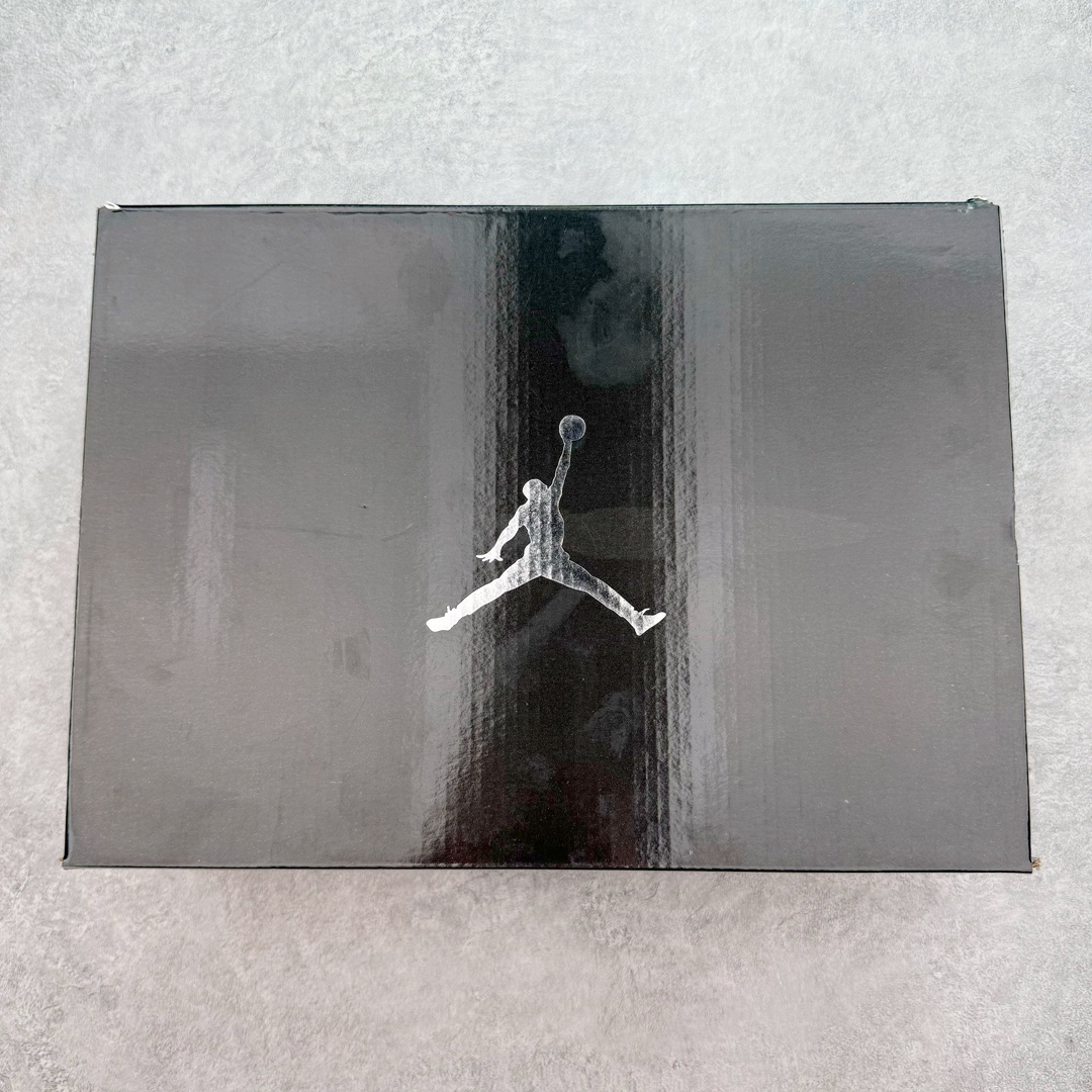 图片[26]-＃纯原 Air Jordan AJ17 Low \\\”UNC\\\” 北卡蓝 FJ0395-140 整体构色方案采用经典的白蓝撞色示人 银色点缀细节 算是当年 Air Jordan 17 Low 中最受欢迎的配色 低帮版本在延续半透明中底框架 以及金属银质感的后跟稳定片外 取消了 AJ17 鞋带锁盖设计 辅以 Dynamic Fit 动态袜套替代 中底缓震方面 前掌扇形 Zoom Air 气垫 + 后掌吹塑气垫 同时中底内嵌大面积碳板 外底纹理类似热力图的分色设计 灵感则来源于帮主痴迷的高尔夫球场地 尺码：41 42 42.5 43 44 44.5 45 46 47.5-选品中心