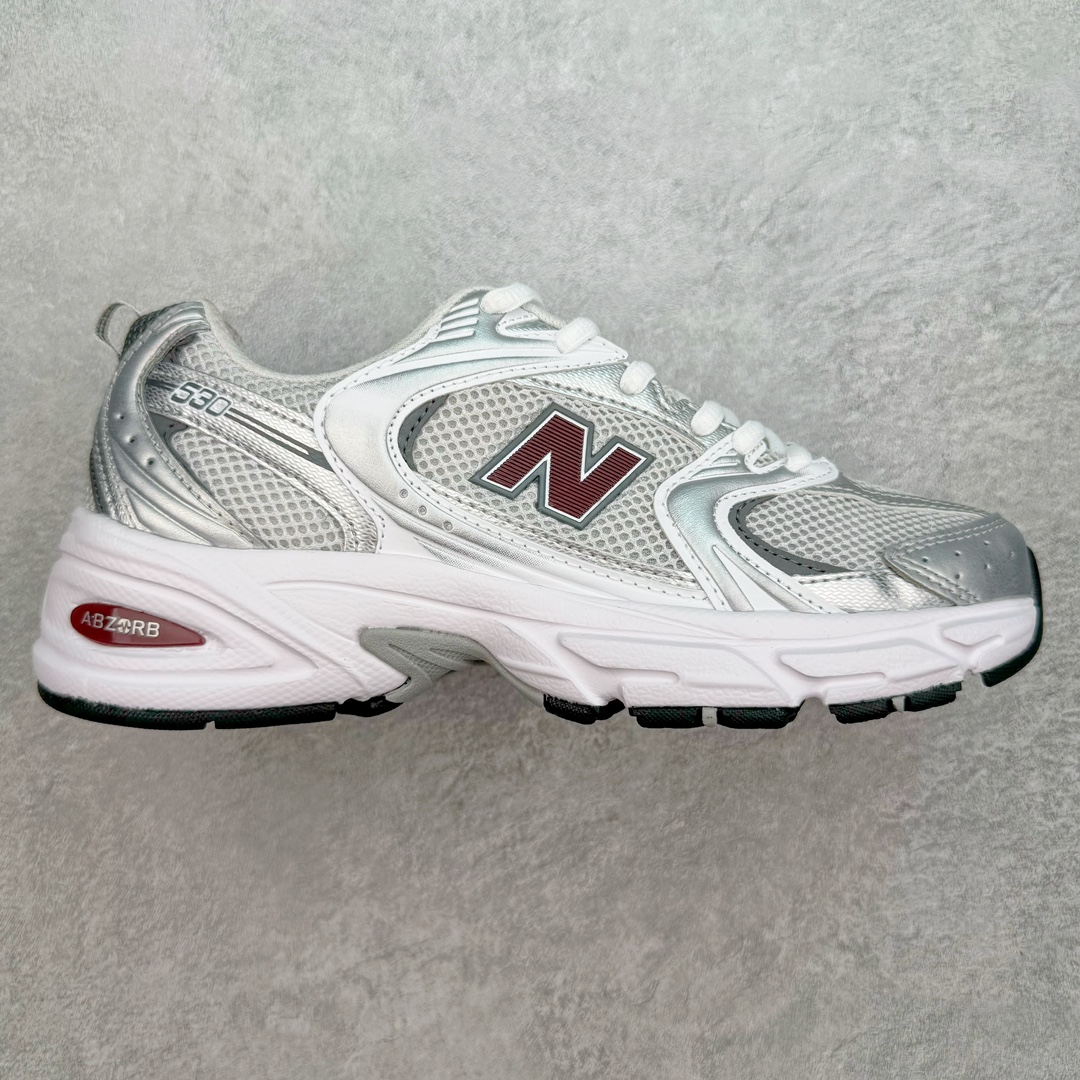 New Balance NB530 新百伦复古透气跑步鞋 抛弃过往以皮革为主的人气轮廓 以极具复古风范的跑鞋外观呈现 设计上全鞋以简约清爽的纯白色作基底 鞋身覆盖大面积织物网眼材质 并于鞋头、鞋带孔眼片等细节处点缀对比鲜明的反光银镀层凸显 鞋舌、侧身等位置则辅以一贯的「N」字标志和品牌徽标彰显身份 最后通过搭载的 ABZORB 缓震中底完善整体造型 尺码：36 37 37.5 38 38.5 39 40 40.5 41 42 42.5 43 44 45-选品中心