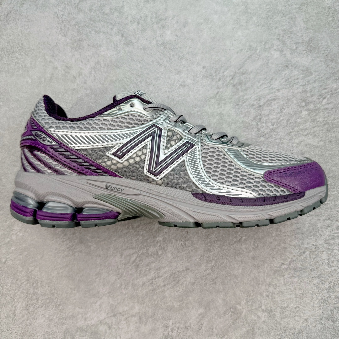 New Balance ML860 NB新百伦系列经典复古老爹风休闲运动慢跑鞋 860 是New Balance 著名的复古跑鞋型号，其heyday 需追溯至90 年代初期。最近，New Balance 回顾历史，以复兴860 为目标，推出这款经典跑鞋的全新升级版860 V2 ，而英国球鞋名所Footpatrol 也为这双新生款型打造一辑特别型录。新版本将N-ergy 与Acteva Lite 技术巧妙融合，其中前者可吸收冲击力，具优越减震性与弹性，而后者则使860 V2 保持轻巧、光滑的外观轮廓。球鞋采用开放式网眼制成，并附带恰到好处的金属饰面，亦为传统运动鞋带去更浓郁的现代气息。860 V2 在具备专业跑步鞋韧性的同时，也拥有围绕生活方式哲学而诞生的时髦感，不仅能够匹配日常风格，还适合用以塑造urban style，各位city boy 不要错过了。尺码：35 36 37 37.5 38 38.5 39.5 40 40.5 41 42 42.5 43 44-选品中心