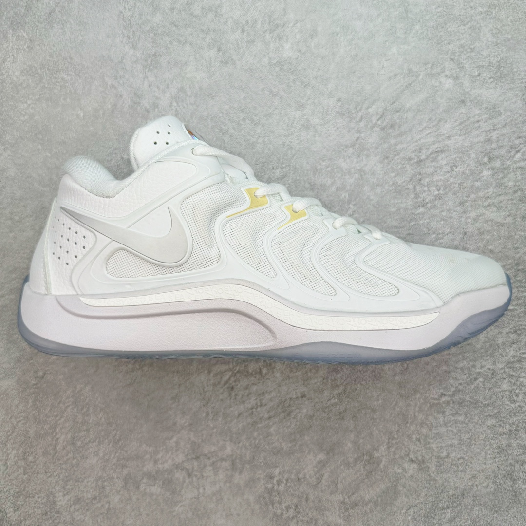 NK KD17 EP 杜兰特十七代签名实战篮球鞋 FJ9487-005 配色灵感来自 Kevin Durant 的心路历程。从初出茅庐、适应环境、夺冠、受伤，再到伤愈复出，这些历程使 KD 变得更加成熟。鞋款上的紫色象征其职涯中所经历过的低潮，最终让他变得更强大。蓝色则是反映的是他的情绪起伏及如何靠着清晰思维，突破一切不好的情绪。出众缓震，舒适体验，鞋底融入 Nike Air 缓震配置，塑就出众缓震效果和舒适脚感，助力凯文·杜兰特在漫长赛季中所向披靡。疾速风范，惊艳表现，前足融入 Zoom Air 缓震配置，在比赛升温之际缔造出色回弹体验，尽显出众凌跃风采。全掌型泡绵出众回弹，营造柔软舒适感受。凹槽设计，畅动自如，鞋底凹槽和凸纹设计，提供多向抓地力和贴地感。足弓下方采用硬质设计，帮助稳固鞋身，助力实现从后跟到鞋头的流畅过渡。舒适契合，鞋面搭配多层网眼布，轻盈舒适。关键区域加固设计，帮助双足保持稳固；别致设计，外底的设计灵感源于手表齿轮，代表了凯文·杜兰特的内在工作及其有条不紊的做事习惯。尺码：40 40.5 41 42 42.5 43 44 44.5 45 46-选品中心