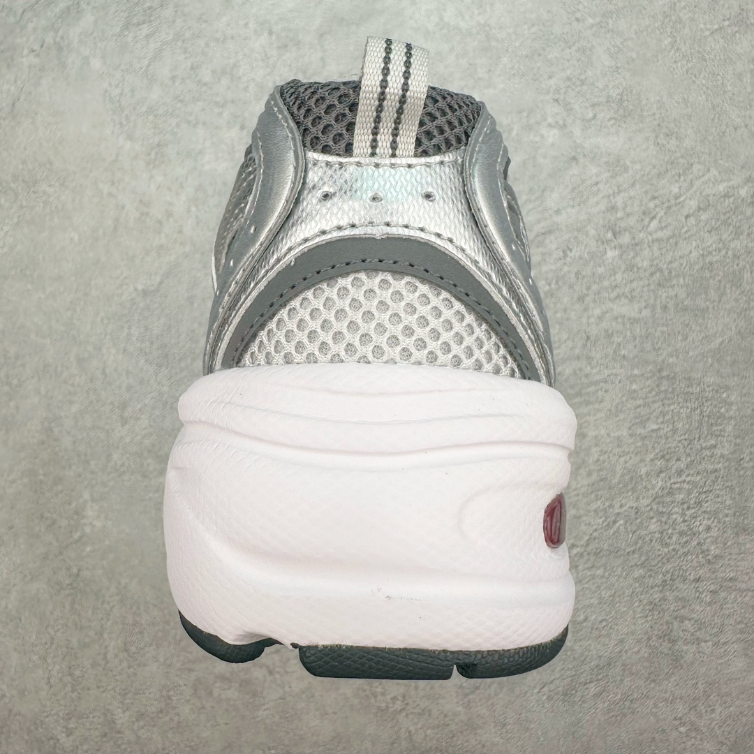 图片[8]-New Balance NB530 新百伦复古透气跑步鞋 抛弃过往以皮革为主的人气轮廓 以极具复古风范的跑鞋外观呈现 设计上全鞋以简约清爽的纯白色作基底 鞋身覆盖大面积织物网眼材质 并于鞋头、鞋带孔眼片等细节处点缀对比鲜明的反光银镀层凸显 鞋舌、侧身等位置则辅以一贯的「N」字标志和品牌徽标彰显身份 最后通过搭载的 ABZORB 缓震中底完善整体造型 尺码：36 37 37.5 38 38.5 39 40 40.5 41 42 42.5 43 44 45-选品中心