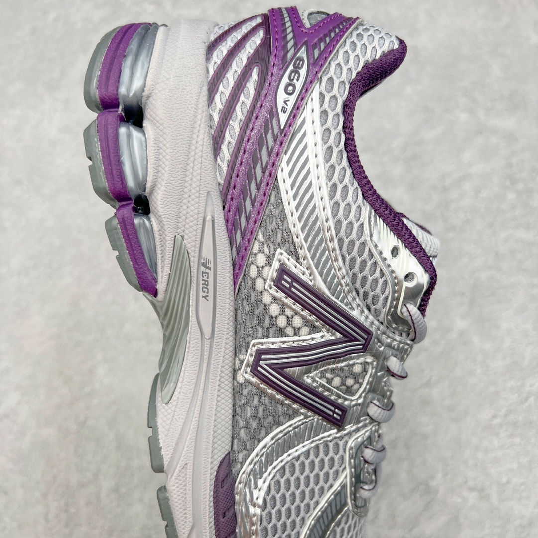 图片[6]-New Balance ML860 NB新百伦系列经典复古老爹风休闲运动慢跑鞋 860 是New Balance 著名的复古跑鞋型号，其heyday 需追溯至90 年代初期。最近，New Balance 回顾历史，以复兴860 为目标，推出这款经典跑鞋的全新升级版860 V2 ，而英国球鞋名所Footpatrol 也为这双新生款型打造一辑特别型录。新版本将N-ergy 与Acteva Lite 技术巧妙融合，其中前者可吸收冲击力，具优越减震性与弹性，而后者则使860 V2 保持轻巧、光滑的外观轮廓。球鞋采用开放式网眼制成，并附带恰到好处的金属饰面，亦为传统运动鞋带去更浓郁的现代气息。860 V2 在具备专业跑步鞋韧性的同时，也拥有围绕生活方式哲学而诞生的时髦感，不仅能够匹配日常风格，还适合用以塑造urban style，各位city boy 不要错过了。尺码：35 36 37 37.5 38 38.5 39.5 40 40.5 41 42 42.5 43 44-选品中心