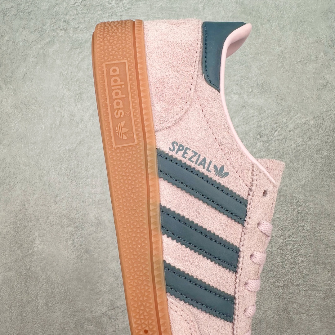 图片[6]-AD Originals Handball SPZL 手球运动员系列百搭休闲运动板鞋 IF6581 这款来自阿迪达斯的这款HANDBALL SPZL前身是一双手球运动鞋，这一次拿来复刻，所以鞋面的主要色彩选用了黑色， 鞋面外侧除了Spezial字母之外还有三叶草标志。Handball SPZL作为复古手球训练鞋与作为室内足球鞋的Samba有着异曲同工之处，但是质感更为出众的鞋身以及丰富的配色选择比起Samba来讲可以说是更胜一筹了！尺码：36 36⅔ 37⅓ 38 38⅔ 39⅓ 40 40⅔ 41⅓ 42 42⅔ 43⅓ 44 45-选品中心