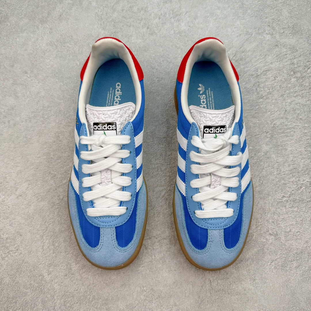 图片[2]-＃MF AD Original Gazelle Indoor Trainers 瞪羚室内鞋系列低帮复古百搭休闲运动德训风板鞋 IF9643 高端零售特供批次 原厂定制长毛翻毛皮组合环保纤维革鞋面材质 内置环保海玻璃鞋垫 外置RB橡胶大底 产品品控稳定性领先行业 原厂全套原楦原纸板冲刀磨具开发 原厂皮料加持 原厂港宝加持定型后跟R度完美 将复古进行到底 简约流畅 三十年不变经典 这款Gazelle运动鞋 无论面料、配色、质感或设计 都只在重现其1991年原款的经典 皮革鞋面 撞色三条纹和鞋跟标的设计 力求呈现90年代的经典复古风潮 Samba火热的同时 也带动了其它的复古鞋型 Gazelle便是其中一只 Gazelle Indoor拥有包边更宽的T字型鞋头 更好的保护运动员的前掌 浓浓的复古氛围感 非常适合现在流行的Cleanfit风格 尺码：35.5 36 36⅔ 37⅓ 38 38⅔ 39⅓ 40 40⅔ 41⅓ 42 42⅔ 43⅓ 44 44⅔ 45-选品中心