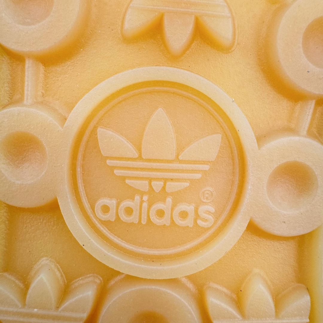 图片[16]-＃MF AD Original Gazelle Indoor Trainers 瞪羚室内鞋系列低帮复古百搭休闲运动德训风板鞋 IF9643 高端零售特供批次 原厂定制长毛翻毛皮组合环保纤维革鞋面材质 内置环保海玻璃鞋垫 外置RB橡胶大底 产品品控稳定性领先行业 原厂全套原楦原纸板冲刀磨具开发 原厂皮料加持 原厂港宝加持定型后跟R度完美 将复古进行到底 简约流畅 三十年不变经典 这款Gazelle运动鞋 无论面料、配色、质感或设计 都只在重现其1991年原款的经典 皮革鞋面 撞色三条纹和鞋跟标的设计 力求呈现90年代的经典复古风潮 Samba火热的同时 也带动了其它的复古鞋型 Gazelle便是其中一只 Gazelle Indoor拥有包边更宽的T字型鞋头 更好的保护运动员的前掌 浓浓的复古氛围感 非常适合现在流行的Cleanfit风格 尺码：35.5 36 36⅔ 37⅓ 38 38⅔ 39⅓ 40 40⅔ 41⅓ 42 42⅔ 43⅓ 44 44⅔ 45-选品中心