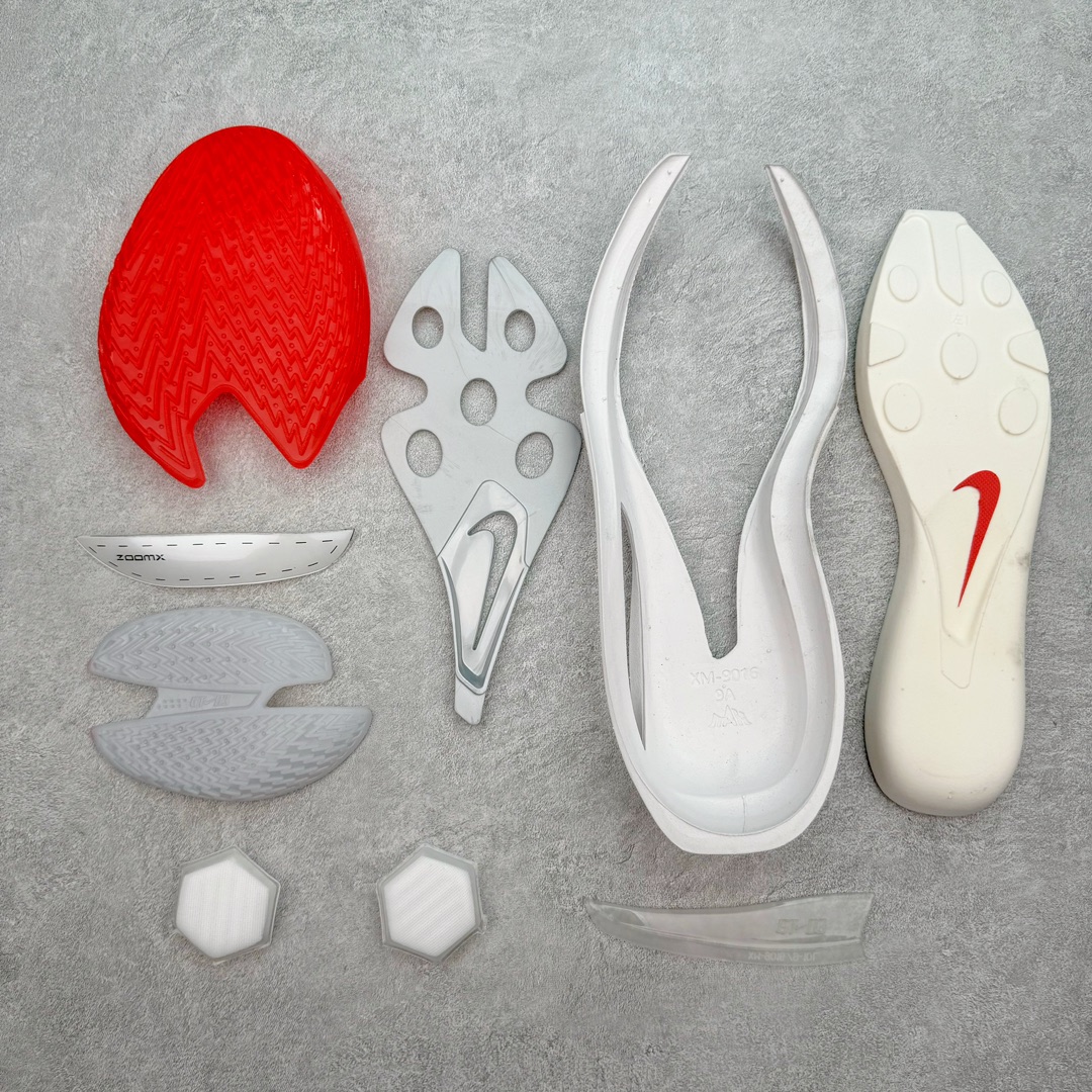 图片[10]-＃灭世/Max Nk Air Zoom G.T.Cut 3 EP 实战系列篮球鞋 DV2918-101 全新GT Cut 3.0 全掌搭载了 ZoomX 泡棉 使得整双鞋在缓震表现上可谓相当优秀 拥有着顶级科技配置的同时 颜值设计也非常可观 整体鞋型仍然保留了前低后高的设计 G.T. Cut 传统的突进极速突破的感觉 鞋头麂皮材质和 NK Flywire 飞线工艺 相对来说包裹感更好了 必备的TPU 支撑片 两侧 Swoosh 的透气孔设计 起到散热透气的作用 鞋舌采用类似跑鞋的半开叉式设计 搭配鞋带既可以提升包裹感 又降低了运动中鞋舌乱跑的可能性 鞋子内里填充相当厚实 避免掉跟 尺码：39 40 40.5 41 42 42.5 43 44 44.5 45 46-选品中心