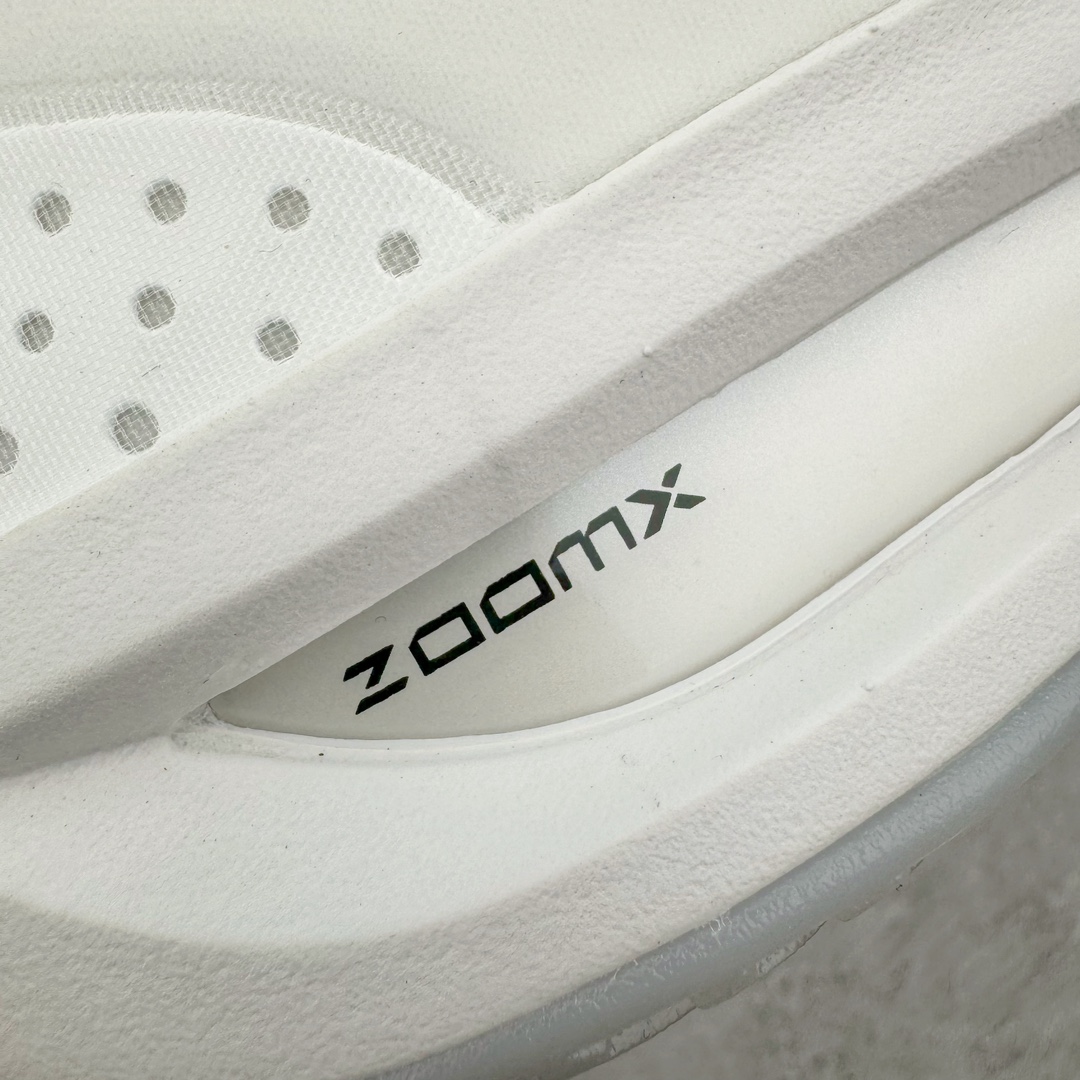 图片[18]-＃灭世/Max Nk Air Zoom G.T.Cut 3 EP 实战系列篮球鞋 DV2918-101 全新GT Cut 3.0 全掌搭载了 ZoomX 泡棉 使得整双鞋在缓震表现上可谓相当优秀 拥有着顶级科技配置的同时 颜值设计也非常可观 整体鞋型仍然保留了前低后高的设计 G.T. Cut 传统的突进极速突破的感觉 鞋头麂皮材质和 NK Flywire 飞线工艺 相对来说包裹感更好了 必备的TPU 支撑片 两侧 Swoosh 的透气孔设计 起到散热透气的作用 鞋舌采用类似跑鞋的半开叉式设计 搭配鞋带既可以提升包裹感 又降低了运动中鞋舌乱跑的可能性 鞋子内里填充相当厚实 避免掉跟 尺码：39 40 40.5 41 42 42.5 43 44 44.5 45 46-选品中心