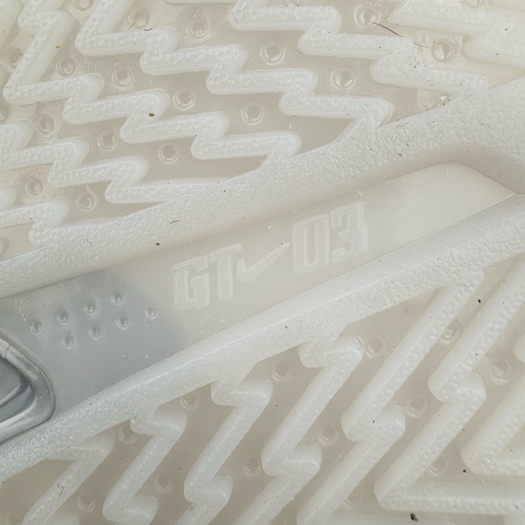 图片[21]-＃灭世/Max Nk Air Zoom G.T.Cut 3 EP 实战系列篮球鞋 DV2918-101 全新GT Cut 3.0 全掌搭载了 ZoomX 泡棉 使得整双鞋在缓震表现上可谓相当优秀 拥有着顶级科技配置的同时 颜值设计也非常可观 整体鞋型仍然保留了前低后高的设计 G.T. Cut 传统的突进极速突破的感觉 鞋头麂皮材质和 NK Flywire 飞线工艺 相对来说包裹感更好了 必备的TPU 支撑片 两侧 Swoosh 的透气孔设计 起到散热透气的作用 鞋舌采用类似跑鞋的半开叉式设计 搭配鞋带既可以提升包裹感 又降低了运动中鞋舌乱跑的可能性 鞋子内里填充相当厚实 避免掉跟 尺码：39 40 40.5 41 42 42.5 43 44 44.5 45 46-选品中心