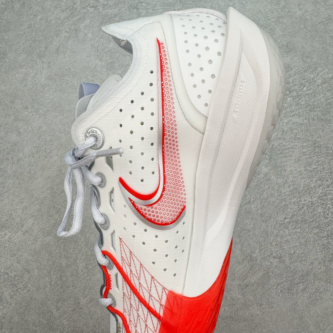 图片[7]-＃灭世/Max Nk Air Zoom G.T.Cut 3 EP 实战系列篮球鞋 DV2918-101 全新GT Cut 3.0 全掌搭载了 ZoomX 泡棉 使得整双鞋在缓震表现上可谓相当优秀 拥有着顶级科技配置的同时 颜值设计也非常可观 整体鞋型仍然保留了前低后高的设计 G.T. Cut 传统的突进极速突破的感觉 鞋头麂皮材质和 NK Flywire 飞线工艺 相对来说包裹感更好了 必备的TPU 支撑片 两侧 Swoosh 的透气孔设计 起到散热透气的作用 鞋舌采用类似跑鞋的半开叉式设计 搭配鞋带既可以提升包裹感 又降低了运动中鞋舌乱跑的可能性 鞋子内里填充相当厚实 避免掉跟 尺码：39 40 40.5 41 42 42.5 43 44 44.5 45 46-选品中心