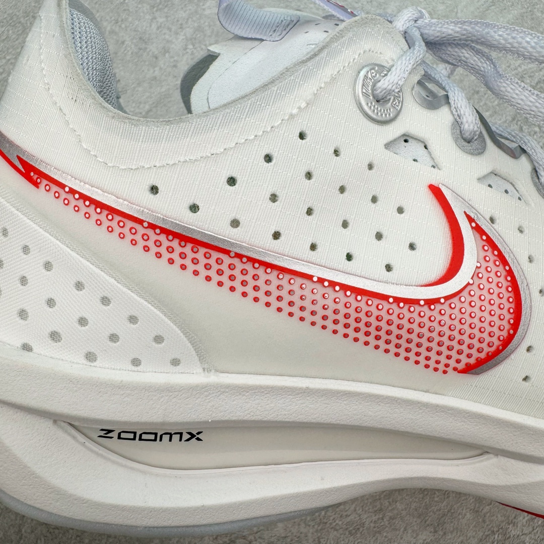 图片[17]-＃灭世/Max Nk Air Zoom G.T.Cut 3 EP 实战系列篮球鞋 DV2918-101 全新GT Cut 3.0 全掌搭载了 ZoomX 泡棉 使得整双鞋在缓震表现上可谓相当优秀 拥有着顶级科技配置的同时 颜值设计也非常可观 整体鞋型仍然保留了前低后高的设计 G.T. Cut 传统的突进极速突破的感觉 鞋头麂皮材质和 NK Flywire 飞线工艺 相对来说包裹感更好了 必备的TPU 支撑片 两侧 Swoosh 的透气孔设计 起到散热透气的作用 鞋舌采用类似跑鞋的半开叉式设计 搭配鞋带既可以提升包裹感 又降低了运动中鞋舌乱跑的可能性 鞋子内里填充相当厚实 避免掉跟 尺码：39 40 40.5 41 42 42.5 43 44 44.5 45 46-选品中心