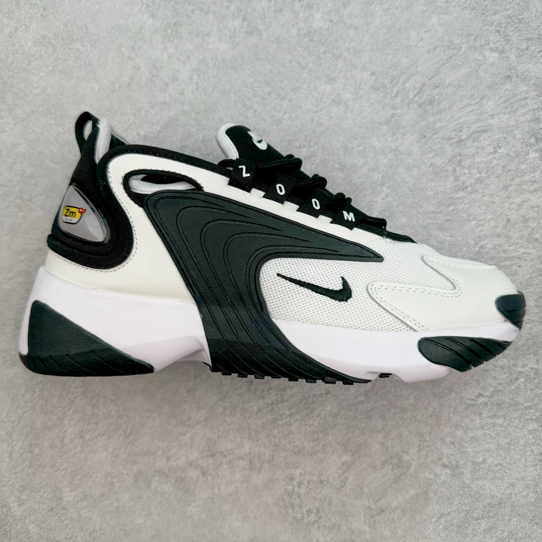 ＃HP纯原福利 NK Zoom 2K 网面厚底拼接复古老爹鞋包子运动跑鞋 灵感来自于90年代球鞋的外观设计 特别是NK著名的Alpha Project系列 通体以拼色配色为主 既保证了视觉的冲击感 叉兼顾易于搭配的属性 最大亮点在于鞋面中央处类似“回旋镖”的橡胶装饰 提供良好包裹的同时 颇具复古气息 中底搭载Zoom Air缓震科技 提供舒适的穿着体验 细节之处 鞋带环上Zoom字样加持 尺码：35.5 36 36.5 37.5 38 38.5 39 40 40.5 41 42 42.5 43 44 44.5 45-选品中心
