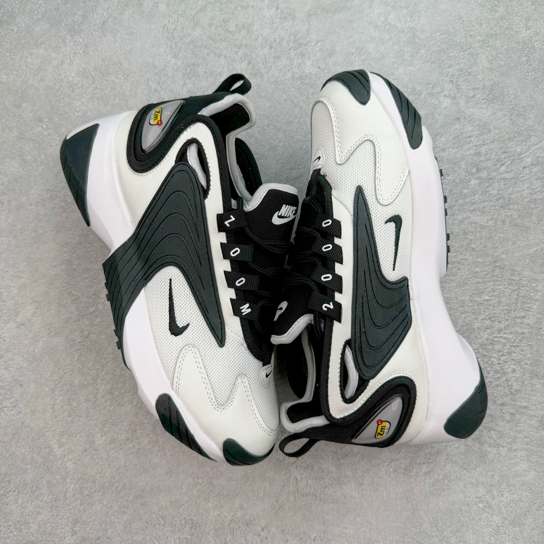 图片[3]-＃HP纯原福利 NK Zoom 2K 网面厚底拼接复古老爹鞋包子运动跑鞋 灵感来自于90年代球鞋的外观设计 特别是NK著名的Alpha Project系列 通体以拼色配色为主 既保证了视觉的冲击感 叉兼顾易于搭配的属性 最大亮点在于鞋面中央处类似“回旋镖”的橡胶装饰 提供良好包裹的同时 颇具复古气息 中底搭载Zoom Air缓震科技 提供舒适的穿着体验 细节之处 鞋带环上Zoom字样加持 尺码：35.5 36 36.5 37.5 38 38.5 39 40 40.5 41 42 42.5 43 44 44.5 45-选品中心