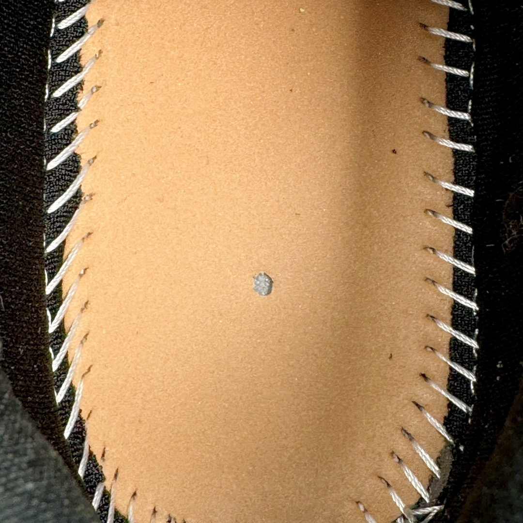 图片[10]-＃VG零售版 BALENCIAGA Runner Sneaker 巴黎世家七代慢跑系列低帮复古野跑潮流运动鞋老爹鞋 尼龙和网布材质 磨损效果 鞋头边缘印有尺码 背面浮印尺码 外侧印有跑者徽标 鞋舌刺绣 Balenciaga 品牌标识 鞋跟背面 Balenciaga品牌标识 材质采用65%聚氨酯、35%聚酯纤维 全新 Runner 鞋型轮廓借鉴于 2000 年初的复古线条 搭载大网眼面料制成鞋面基础，由粉色、白色尼龍与橡胶质地覆盖鞋面诠释线条感 当中透过几道手缝线与折损痕更是精准的掌握历经时间淬炼的破旧痕迹 延续其手法至鞋领、鞋跟、鞋带、中底等部分均饰有破损及脏污之貌 尤其是鞋领处与鞋带孔眼条更是采用不规则做旧技术将内容物泡棉随机露出 尺码：35 36 37 38 39 40 41 42 43 44 45 46-选品中心