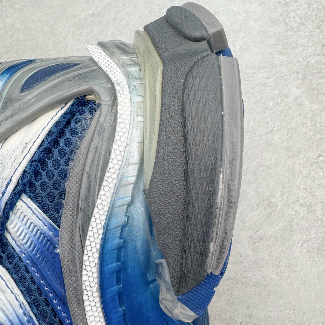 图片[14]-＃VG零售版 BALENCIAGA Runner Sneaker 巴黎世家七代慢跑系列低帮复古野跑潮流运动鞋老爹鞋 尼龙和网布材质 磨损效果 鞋头边缘印有尺码 背面浮印尺码 外侧印有跑者徽标 鞋舌刺绣 Balenciaga 品牌标识 鞋跟背面 Balenciaga品牌标识 材质采用65%聚氨酯、35%聚酯纤维 全新 Runner 鞋型轮廓借鉴于 2000 年初的复古线条 搭载大网眼面料制成鞋面基础，由粉色、白色尼龍与橡胶质地覆盖鞋面诠释线条感 当中透过几道手缝线与折损痕更是精准的掌握历经时间淬炼的破旧痕迹 延续其手法至鞋领、鞋跟、鞋带、中底等部分均饰有破损及脏污之貌 尤其是鞋领处与鞋带孔眼条更是采用不规则做旧技术将内容物泡棉随机露出 尺码：35 36 37 38 39 40 41 42 43 44 45 46-选品中心