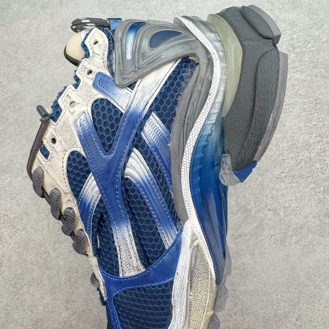 图片[7]-＃VG零售版 BALENCIAGA Runner Sneaker 巴黎世家七代慢跑系列低帮复古野跑潮流运动鞋老爹鞋 尼龙和网布材质 磨损效果 鞋头边缘印有尺码 背面浮印尺码 外侧印有跑者徽标 鞋舌刺绣 Balenciaga 品牌标识 鞋跟背面 Balenciaga品牌标识 材质采用65%聚氨酯、35%聚酯纤维 全新 Runner 鞋型轮廓借鉴于 2000 年初的复古线条 搭载大网眼面料制成鞋面基础，由粉色、白色尼龍与橡胶质地覆盖鞋面诠释线条感 当中透过几道手缝线与折损痕更是精准的掌握历经时间淬炼的破旧痕迹 延续其手法至鞋领、鞋跟、鞋带、中底等部分均饰有破损及脏污之貌 尤其是鞋领处与鞋带孔眼条更是采用不规则做旧技术将内容物泡棉随机露出 尺码：35 36 37 38 39 40 41 42 43 44 45 46-选品中心