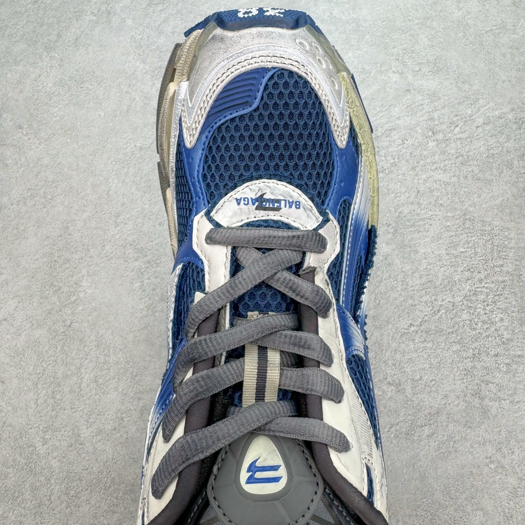 图片[4]-＃VG零售版 BALENCIAGA Runner Sneaker 巴黎世家七代慢跑系列低帮复古野跑潮流运动鞋老爹鞋 尼龙和网布材质 磨损效果 鞋头边缘印有尺码 背面浮印尺码 外侧印有跑者徽标 鞋舌刺绣 Balenciaga 品牌标识 鞋跟背面 Balenciaga品牌标识 材质采用65%聚氨酯、35%聚酯纤维 全新 Runner 鞋型轮廓借鉴于 2000 年初的复古线条 搭载大网眼面料制成鞋面基础，由粉色、白色尼龍与橡胶质地覆盖鞋面诠释线条感 当中透过几道手缝线与折损痕更是精准的掌握历经时间淬炼的破旧痕迹 延续其手法至鞋领、鞋跟、鞋带、中底等部分均饰有破损及脏污之貌 尤其是鞋领处与鞋带孔眼条更是采用不规则做旧技术将内容物泡棉随机露出 尺码：35 36 37 38 39 40 41 42 43 44 45 46-选品中心