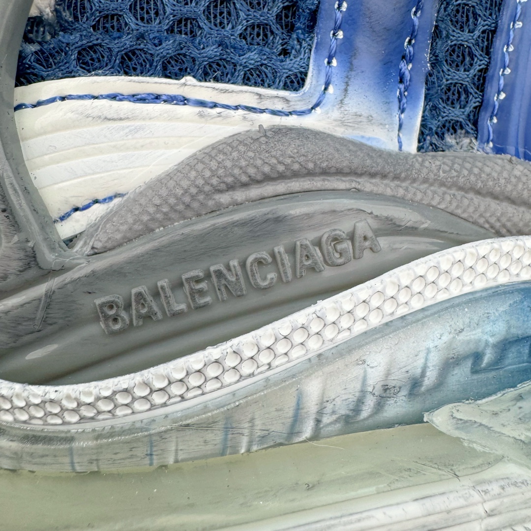图片[18]-＃VG零售版 BALENCIAGA Runner Sneaker 巴黎世家七代慢跑系列低帮复古野跑潮流运动鞋老爹鞋 尼龙和网布材质 磨损效果 鞋头边缘印有尺码 背面浮印尺码 外侧印有跑者徽标 鞋舌刺绣 Balenciaga 品牌标识 鞋跟背面 Balenciaga品牌标识 材质采用65%聚氨酯、35%聚酯纤维 全新 Runner 鞋型轮廓借鉴于 2000 年初的复古线条 搭载大网眼面料制成鞋面基础，由粉色、白色尼龍与橡胶质地覆盖鞋面诠释线条感 当中透过几道手缝线与折损痕更是精准的掌握历经时间淬炼的破旧痕迹 延续其手法至鞋领、鞋跟、鞋带、中底等部分均饰有破损及脏污之貌 尤其是鞋领处与鞋带孔眼条更是采用不规则做旧技术将内容物泡棉随机露出 尺码：35 36 37 38 39 40 41 42 43 44 45 46-选品中心
