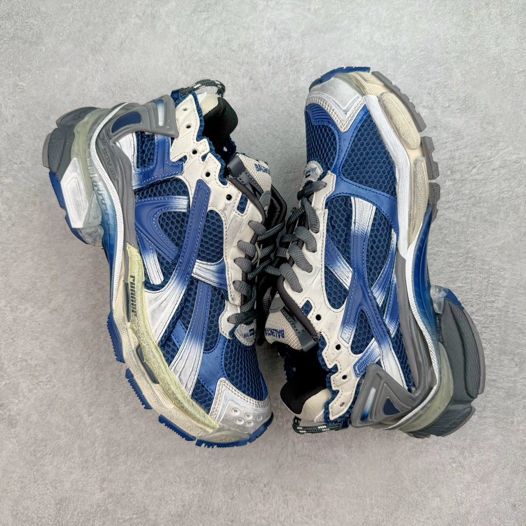 图片[3]-＃VG零售版 BALENCIAGA Runner Sneaker 巴黎世家七代慢跑系列低帮复古野跑潮流运动鞋老爹鞋 尼龙和网布材质 磨损效果 鞋头边缘印有尺码 背面浮印尺码 外侧印有跑者徽标 鞋舌刺绣 Balenciaga 品牌标识 鞋跟背面 Balenciaga品牌标识 材质采用65%聚氨酯、35%聚酯纤维 全新 Runner 鞋型轮廓借鉴于 2000 年初的复古线条 搭载大网眼面料制成鞋面基础，由粉色、白色尼龍与橡胶质地覆盖鞋面诠释线条感 当中透过几道手缝线与折损痕更是精准的掌握历经时间淬炼的破旧痕迹 延续其手法至鞋领、鞋跟、鞋带、中底等部分均饰有破损及脏污之貌 尤其是鞋领处与鞋带孔眼条更是采用不规则做旧技术将内容物泡棉随机露出 尺码：35 36 37 38 39 40 41 42 43 44 45 46-选品中心