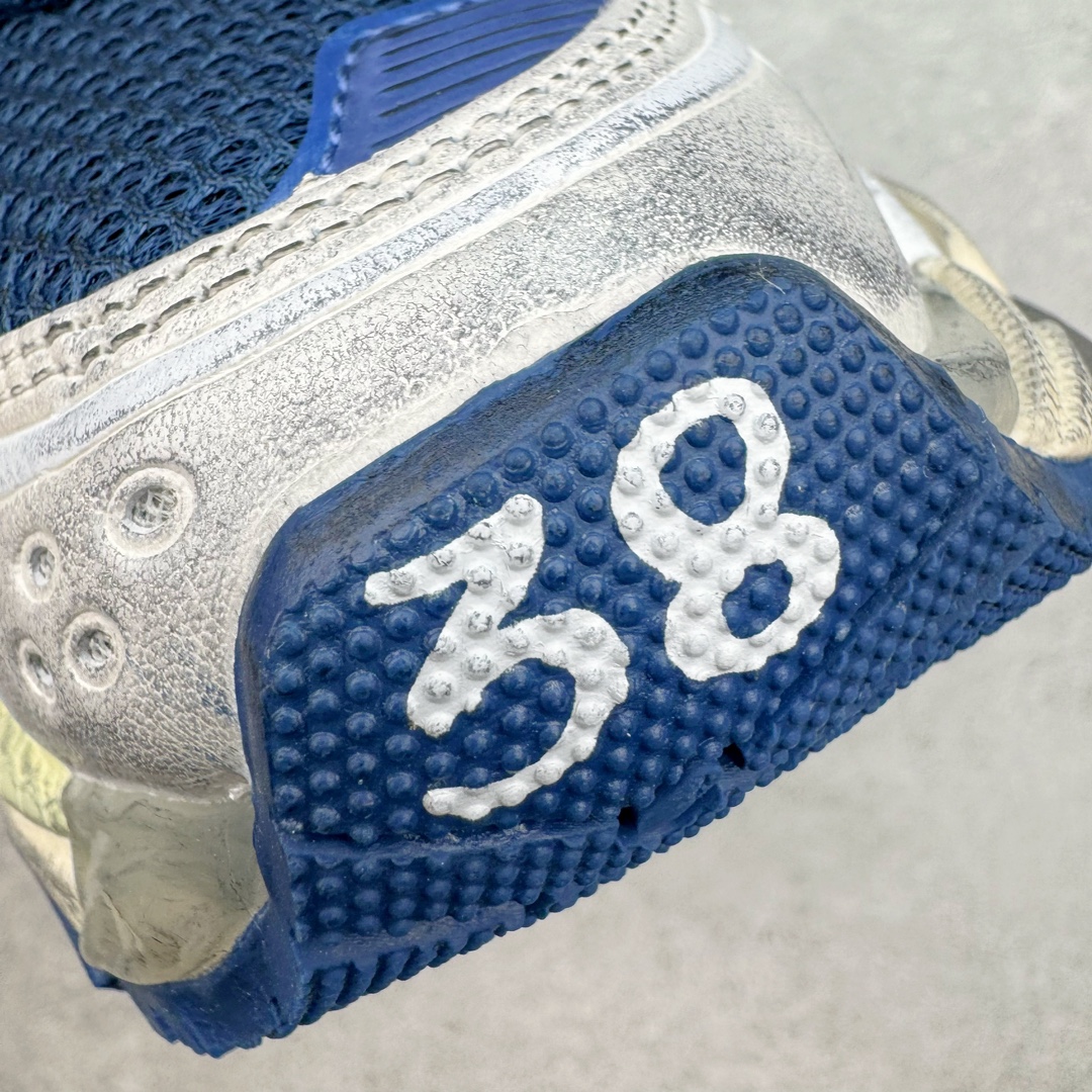 图片[12]-＃VG零售版 BALENCIAGA Runner Sneaker 巴黎世家七代慢跑系列低帮复古野跑潮流运动鞋老爹鞋 尼龙和网布材质 磨损效果 鞋头边缘印有尺码 背面浮印尺码 外侧印有跑者徽标 鞋舌刺绣 Balenciaga 品牌标识 鞋跟背面 Balenciaga品牌标识 材质采用65%聚氨酯、35%聚酯纤维 全新 Runner 鞋型轮廓借鉴于 2000 年初的复古线条 搭载大网眼面料制成鞋面基础，由粉色、白色尼龍与橡胶质地覆盖鞋面诠释线条感 当中透过几道手缝线与折损痕更是精准的掌握历经时间淬炼的破旧痕迹 延续其手法至鞋领、鞋跟、鞋带、中底等部分均饰有破损及脏污之貌 尤其是鞋领处与鞋带孔眼条更是采用不规则做旧技术将内容物泡棉随机露出 尺码：35 36 37 38 39 40 41 42 43 44 45 46-选品中心