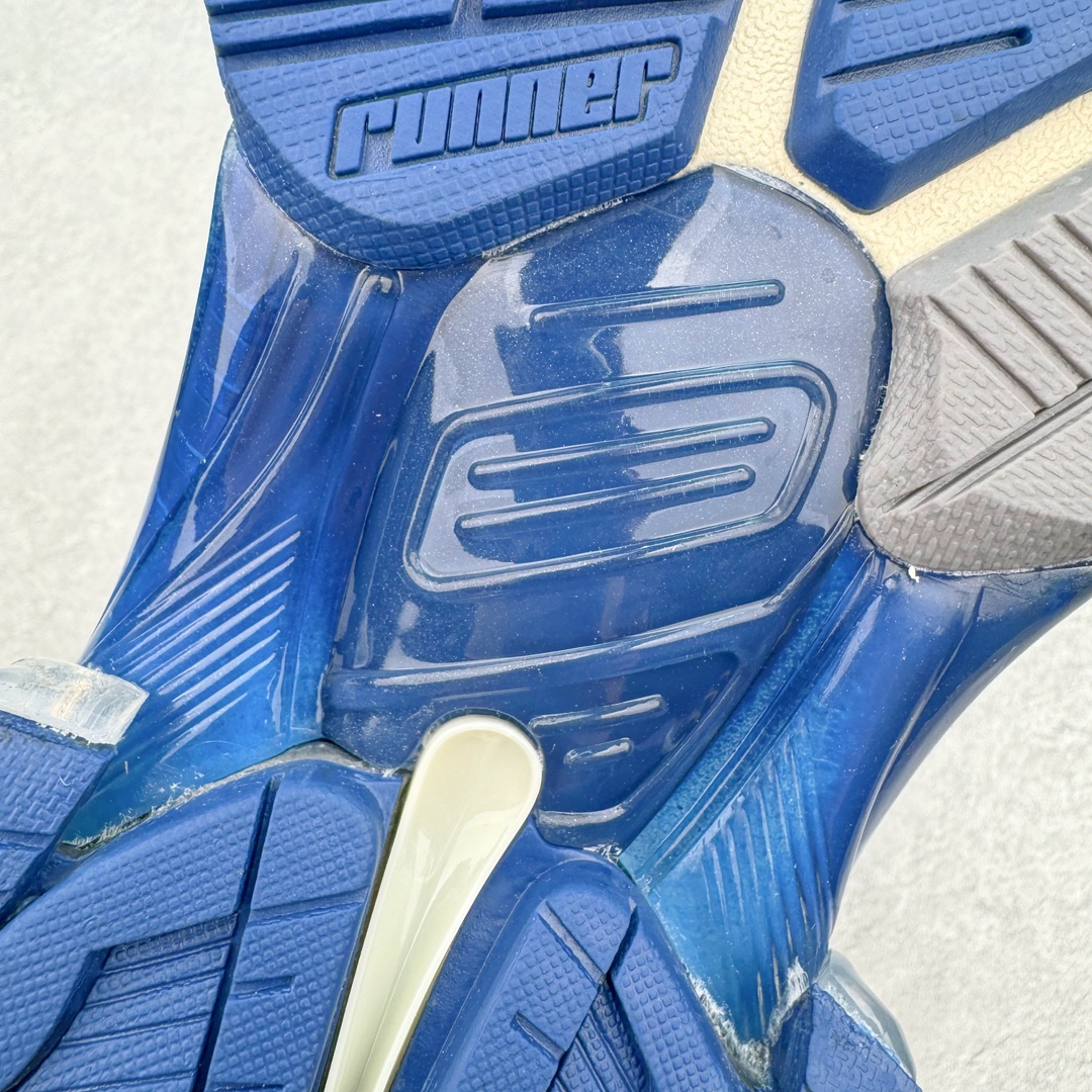 图片[20]-＃VG零售版 BALENCIAGA Runner Sneaker 巴黎世家七代慢跑系列低帮复古野跑潮流运动鞋老爹鞋 尼龙和网布材质 磨损效果 鞋头边缘印有尺码 背面浮印尺码 外侧印有跑者徽标 鞋舌刺绣 Balenciaga 品牌标识 鞋跟背面 Balenciaga品牌标识 材质采用65%聚氨酯、35%聚酯纤维 全新 Runner 鞋型轮廓借鉴于 2000 年初的复古线条 搭载大网眼面料制成鞋面基础，由粉色、白色尼龍与橡胶质地覆盖鞋面诠释线条感 当中透过几道手缝线与折损痕更是精准的掌握历经时间淬炼的破旧痕迹 延续其手法至鞋领、鞋跟、鞋带、中底等部分均饰有破损及脏污之貌 尤其是鞋领处与鞋带孔眼条更是采用不规则做旧技术将内容物泡棉随机露出 尺码：35 36 37 38 39 40 41 42 43 44 45 46-选品中心