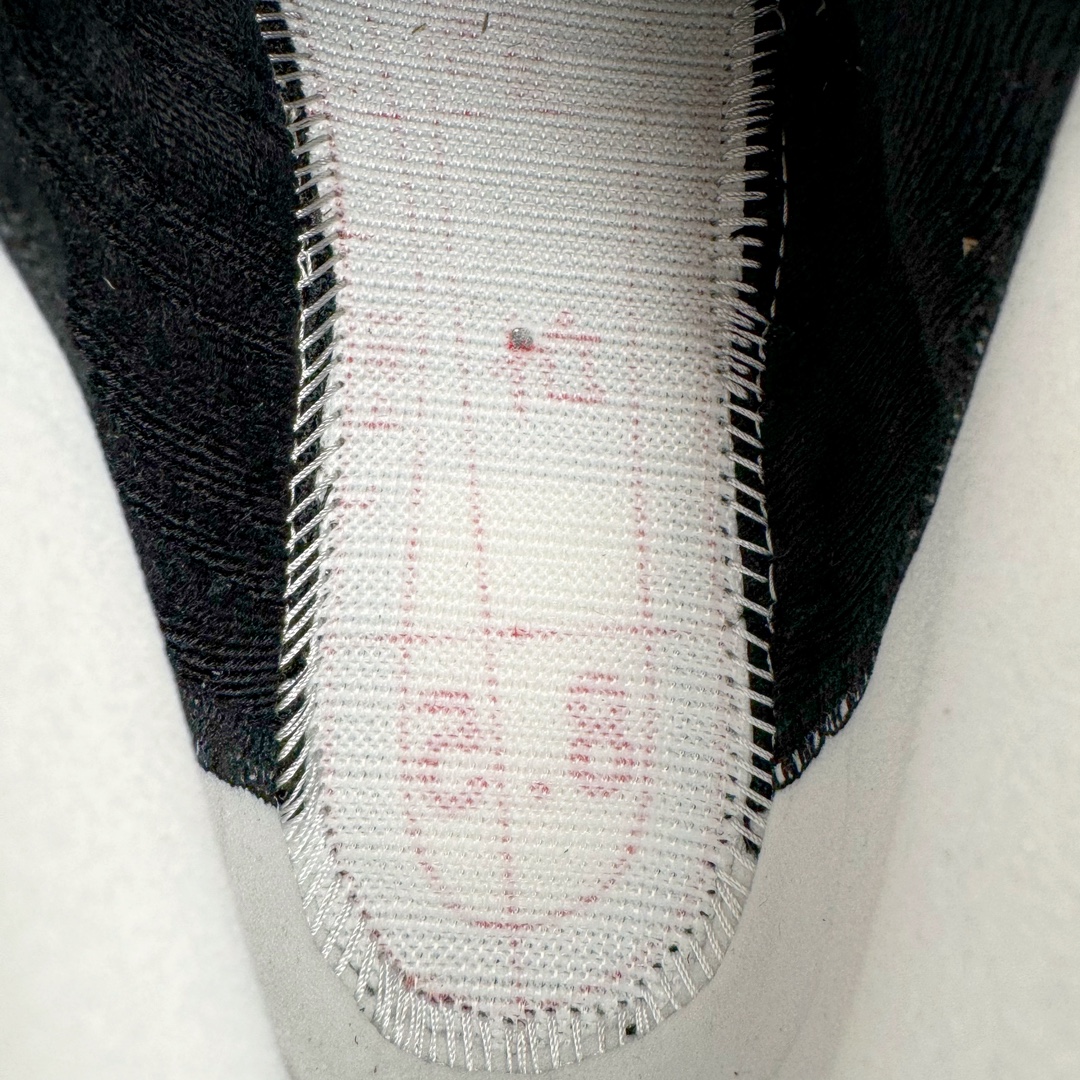 图片[14]-＃QD纯原 Air Jordan AJ13 Retro 黑白熊猫 414571-104 外贸特供批次 原楦原档案数据开模打造 公司渠道原装全息3D猫眼 原鞋开发 版型近乎零偏差 采购原厂皮料 LOGO五金部件高价开发私模 杜绝一眼假版本 原厂档案开模大底 共3层贴合工艺 三层中间加入海玻璃缓震鞋垫 大底采用进口一次MD而非市面二次MD低价原料成型 进口MD材料异味较少比原鞋还少 市面异味大刺鼻 尺码：40.5 41 42 42.5 43 44 44.5 45 46 47.5 48.5-选品中心