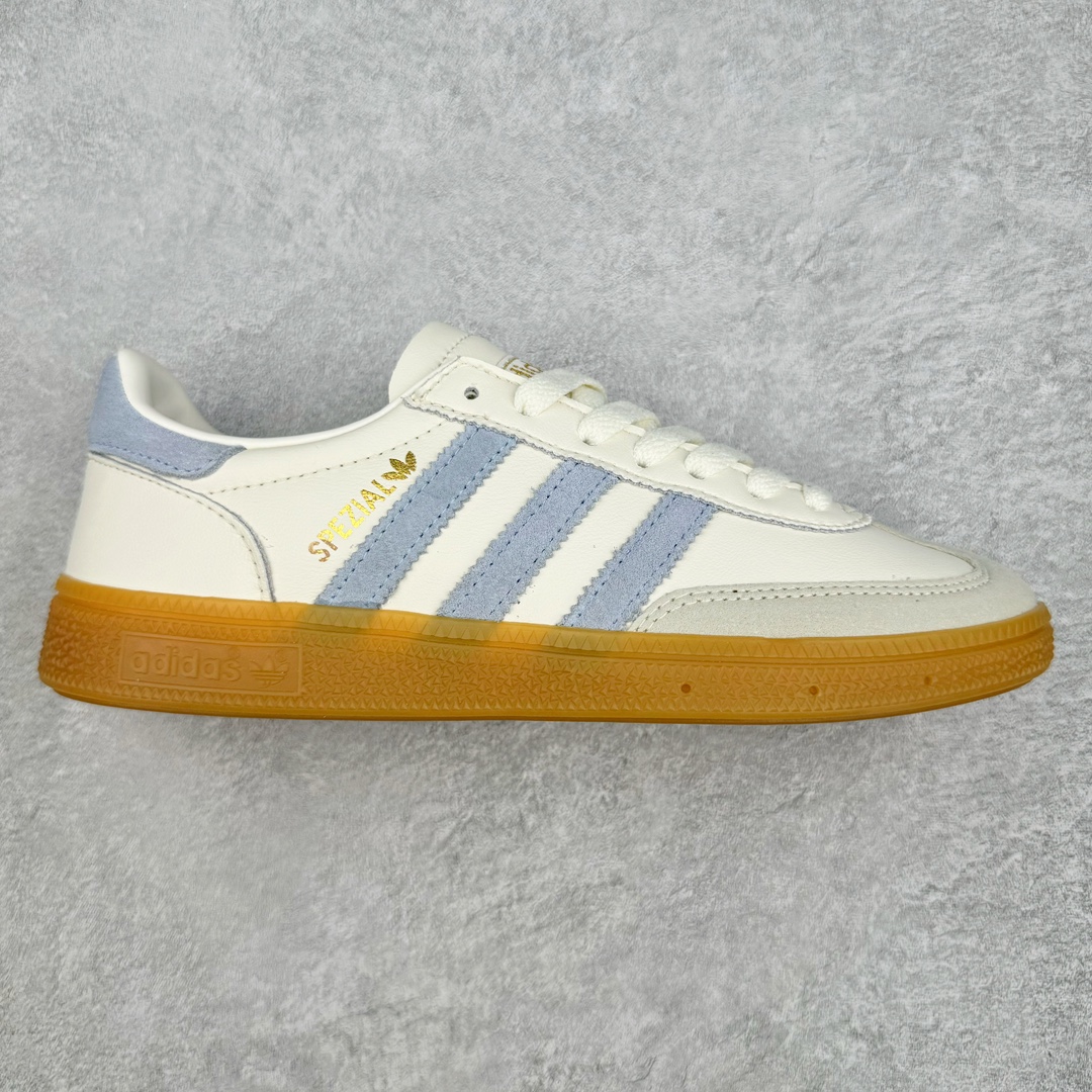 AD Originals Handball SPZL 手球运动员系列百搭休闲运动板鞋 IE3710 这款来自阿迪达斯的这款HANDBALL SPZL前身是一双手球运动鞋，这一次拿来复刻，所以鞋面的主要色彩选用了黑色， 鞋面外侧除了Spezial字母之外还有三叶草标志。Handball SPZL作为复古手球训练鞋与作为室内足球鞋的Samba有着异曲同工之处，但是质感更为出众的鞋身以及丰富的配色选择比起Samba来讲可以说是更胜一筹了！尺码：36 36⅔ 37⅓ 38 38⅔ 39⅓ 40 40⅔ 41⅓ 42 42⅔ 43⅓ 44 45-选品中心