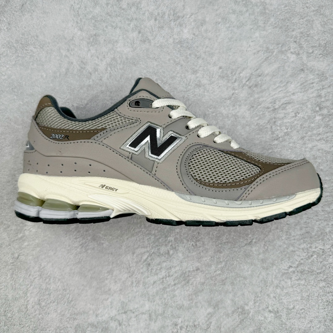 New Balance 2002R NB2002 男女休闲慢跑鞋 必备的时髦单品之一 最新出的2002R系列 这款延续了经典科技 升级版N-ERGY缓震物料机能与材质上脚太舒适了 鞋面的柔软麂皮搭配尼龙网布 特别透气而且还复古感 不管是搭配牛仔裤还工装裤都是百搭！小红书众多博主上脚推荐！尺码：36 36.5 37.5 38 38.5 39.5 40 40.5 41 42 42.5 43 44 45-选品中心