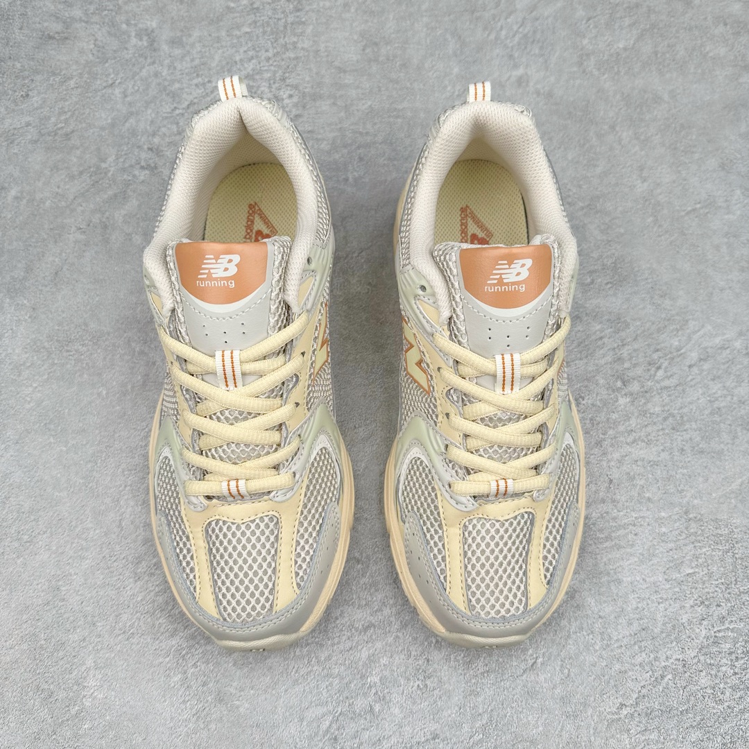 图片[2]-New Balance NB530 新百伦复古透气跑步鞋 抛弃过往以皮革为主的人气轮廓 以极具复古风范的跑鞋外观呈现 设计上全鞋以简约清爽的纯白色作基底 鞋身覆盖大面积织物网眼材质 并于鞋头、鞋带孔眼片等细节处点缀对比鲜明的反光银镀层凸显 鞋舌、侧身等位置则辅以一贯的「N」字标志和品牌徽标彰显身份 最后通过搭载的 ABZORB 缓震中底完善整体造型 尺码：36 37 37.5 38 38.5 39 40 40.5 41 42 42.5 43 44 45-选品中心