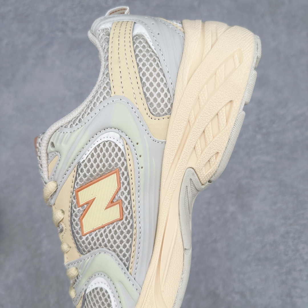 图片[7]-New Balance NB530 新百伦复古透气跑步鞋 抛弃过往以皮革为主的人气轮廓 以极具复古风范的跑鞋外观呈现 设计上全鞋以简约清爽的纯白色作基底 鞋身覆盖大面积织物网眼材质 并于鞋头、鞋带孔眼片等细节处点缀对比鲜明的反光银镀层凸显 鞋舌、侧身等位置则辅以一贯的「N」字标志和品牌徽标彰显身份 最后通过搭载的 ABZORB 缓震中底完善整体造型 尺码：36 37 37.5 38 38.5 39 40 40.5 41 42 42.5 43 44 45-选品中心