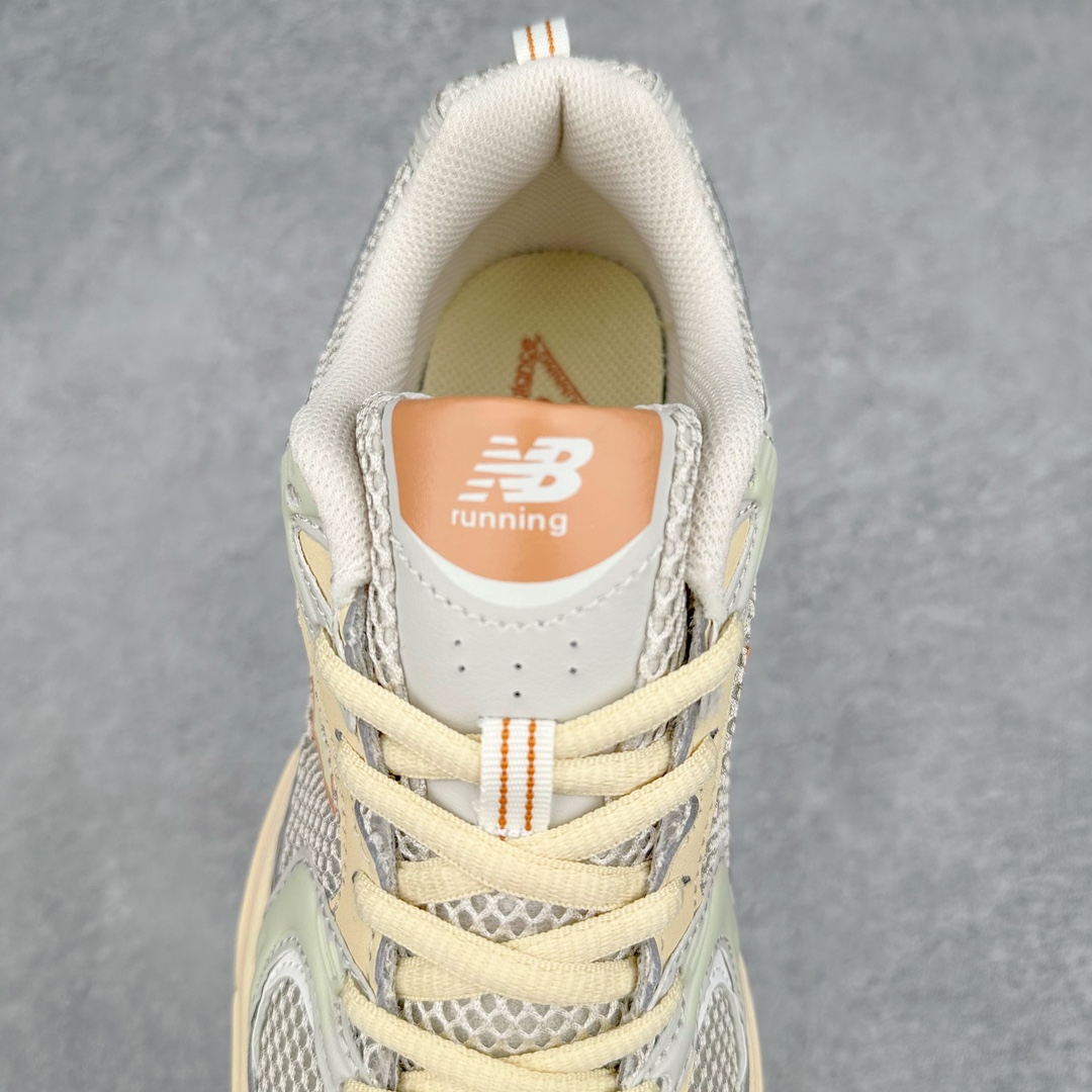 图片[5]-New Balance NB530 新百伦复古透气跑步鞋 抛弃过往以皮革为主的人气轮廓 以极具复古风范的跑鞋外观呈现 设计上全鞋以简约清爽的纯白色作基底 鞋身覆盖大面积织物网眼材质 并于鞋头、鞋带孔眼片等细节处点缀对比鲜明的反光银镀层凸显 鞋舌、侧身等位置则辅以一贯的「N」字标志和品牌徽标彰显身份 最后通过搭载的 ABZORB 缓震中底完善整体造型 尺码：36 37 37.5 38 38.5 39 40 40.5 41 42 42.5 43 44 45-选品中心
